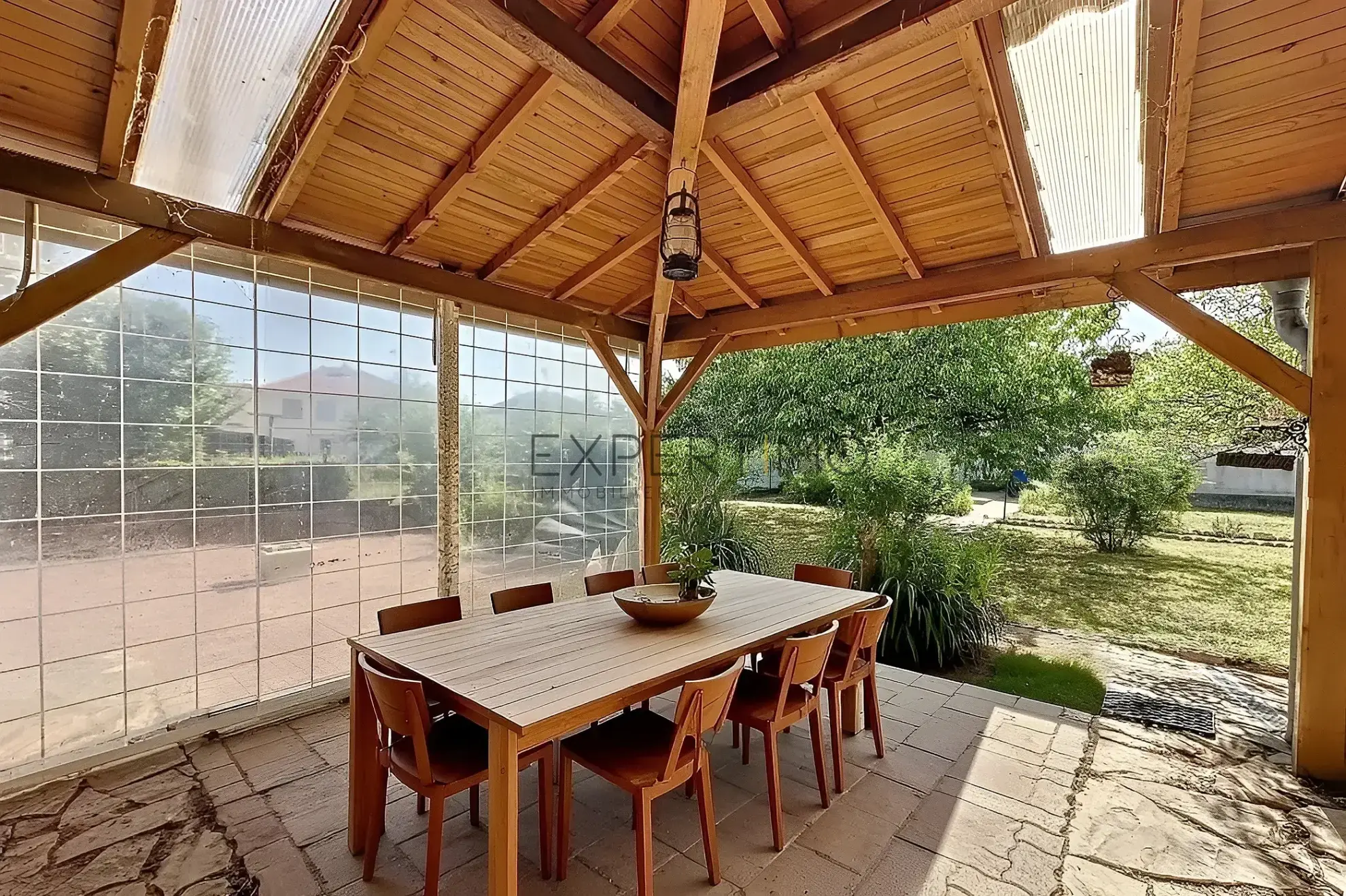 Maison familiale avec jardin en vente à Châtenoy-le-Royal, idéale pour famille, proche écoles et commerces 