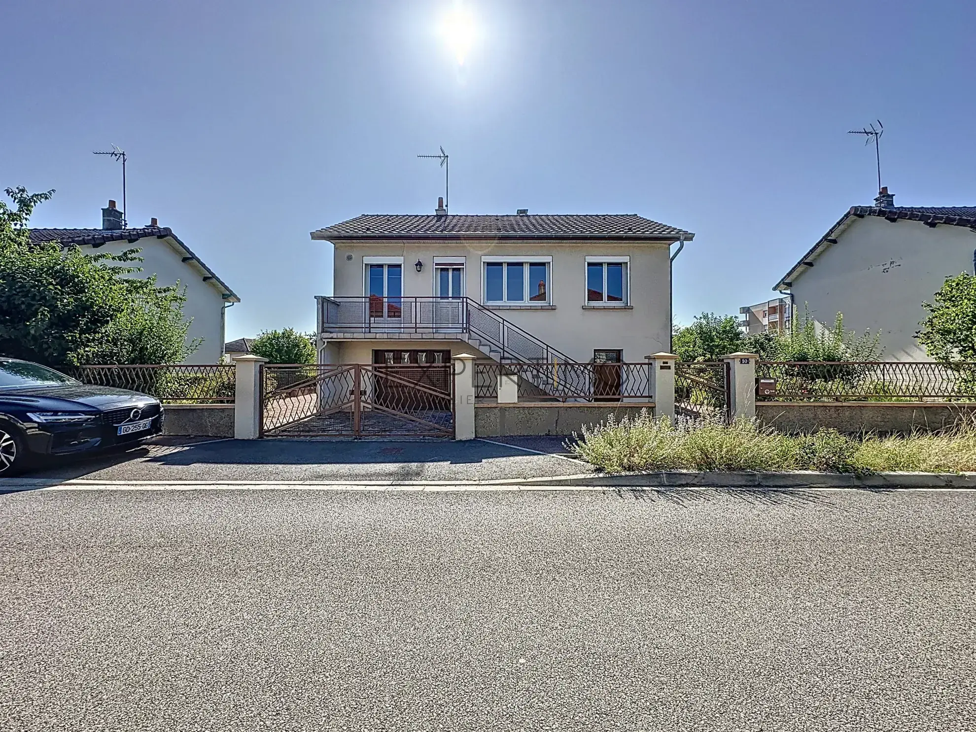 Maison familiale avec jardin en vente à Châtenoy-le-Royal, idéale pour famille, proche écoles et commerces 