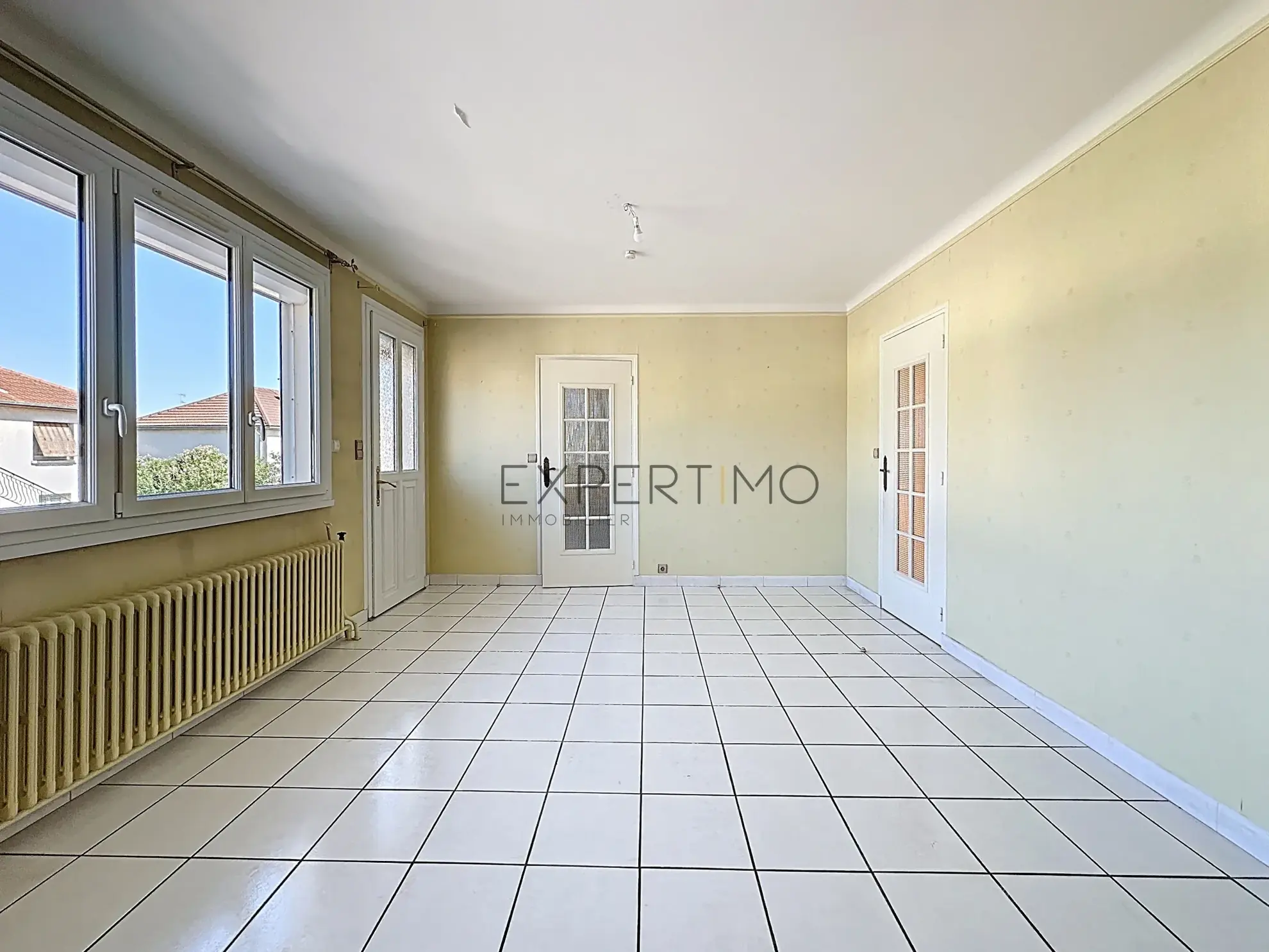 Maison familiale avec jardin en vente à Châtenoy-le-Royal, idéale pour famille, proche écoles et commerces 