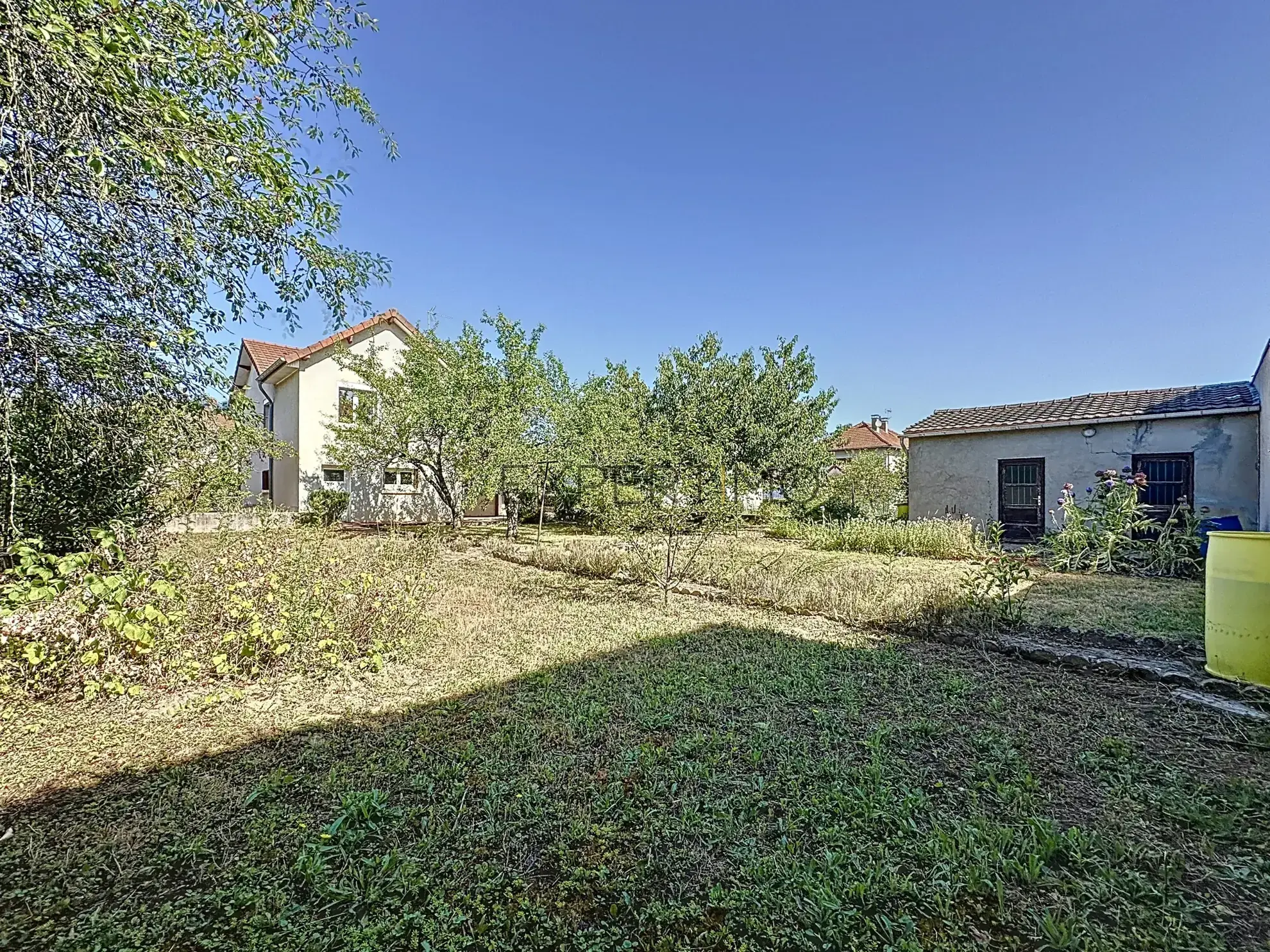 Maison familiale avec jardin en vente à Châtenoy-le-Royal, idéale pour famille, proche écoles et commerces 