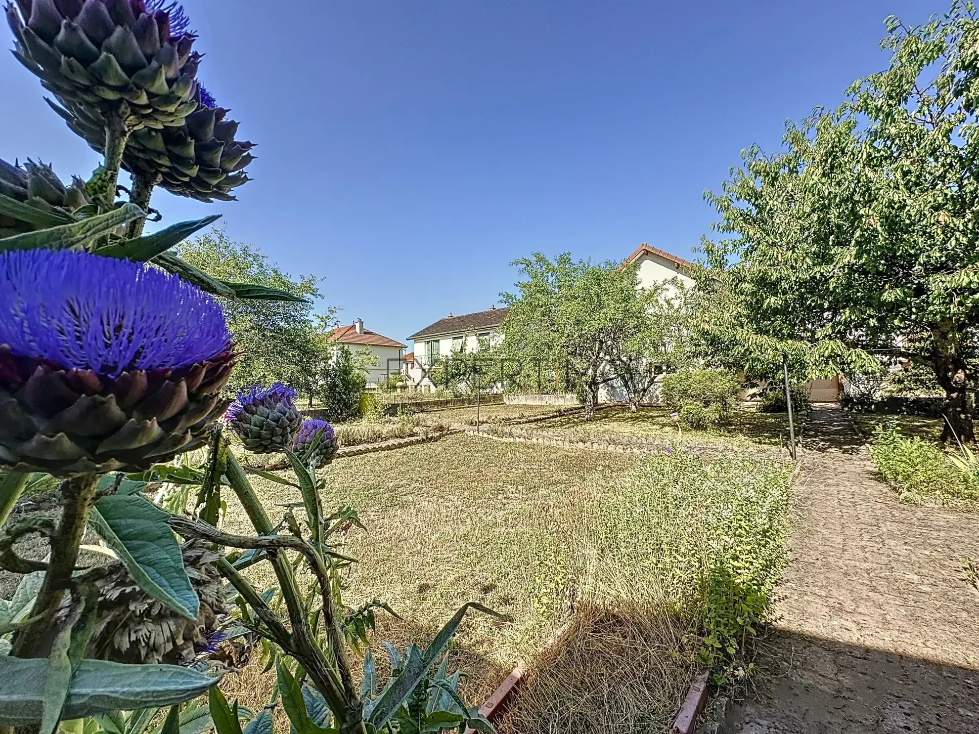 Maison familiale avec jardin en vente à Châtenoy-le-Royal, idéale pour famille, proche écoles et commerces 