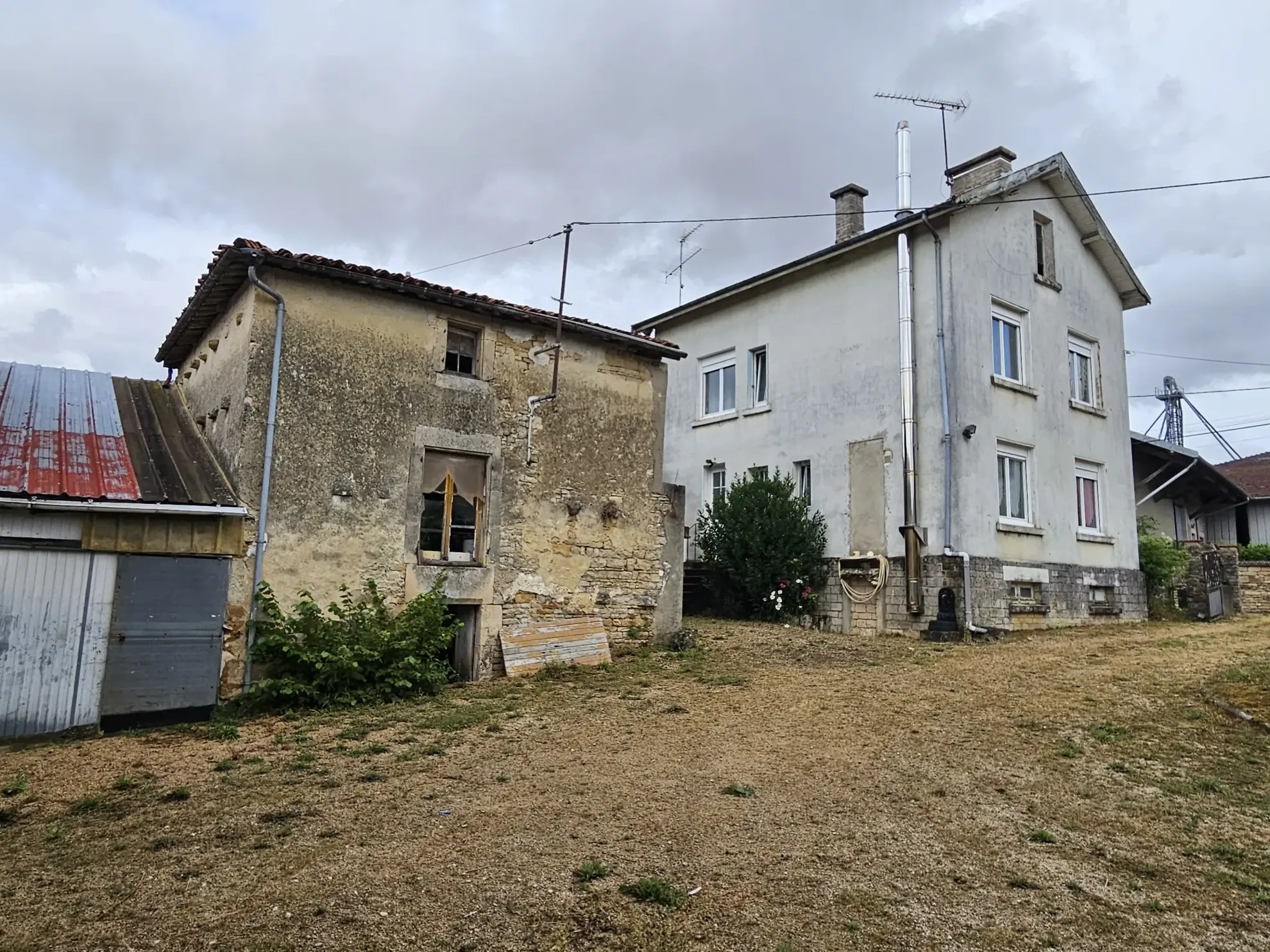 Corps de ferme à rénover avec terrain et dépendances à Rachecourt-suzémont (2742 m²) 