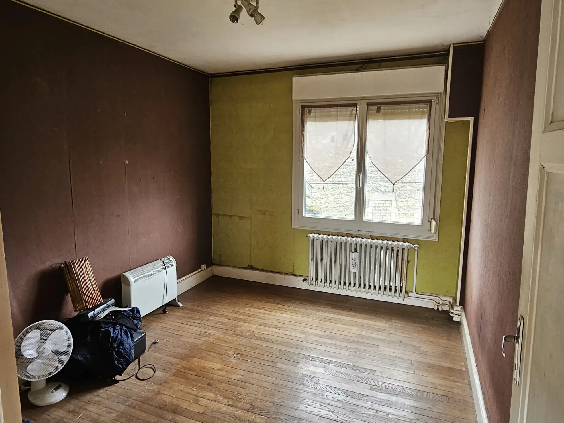 Corps de ferme à rénover avec terrain et dépendances à Rachecourt-suzémont (2742 m²) 