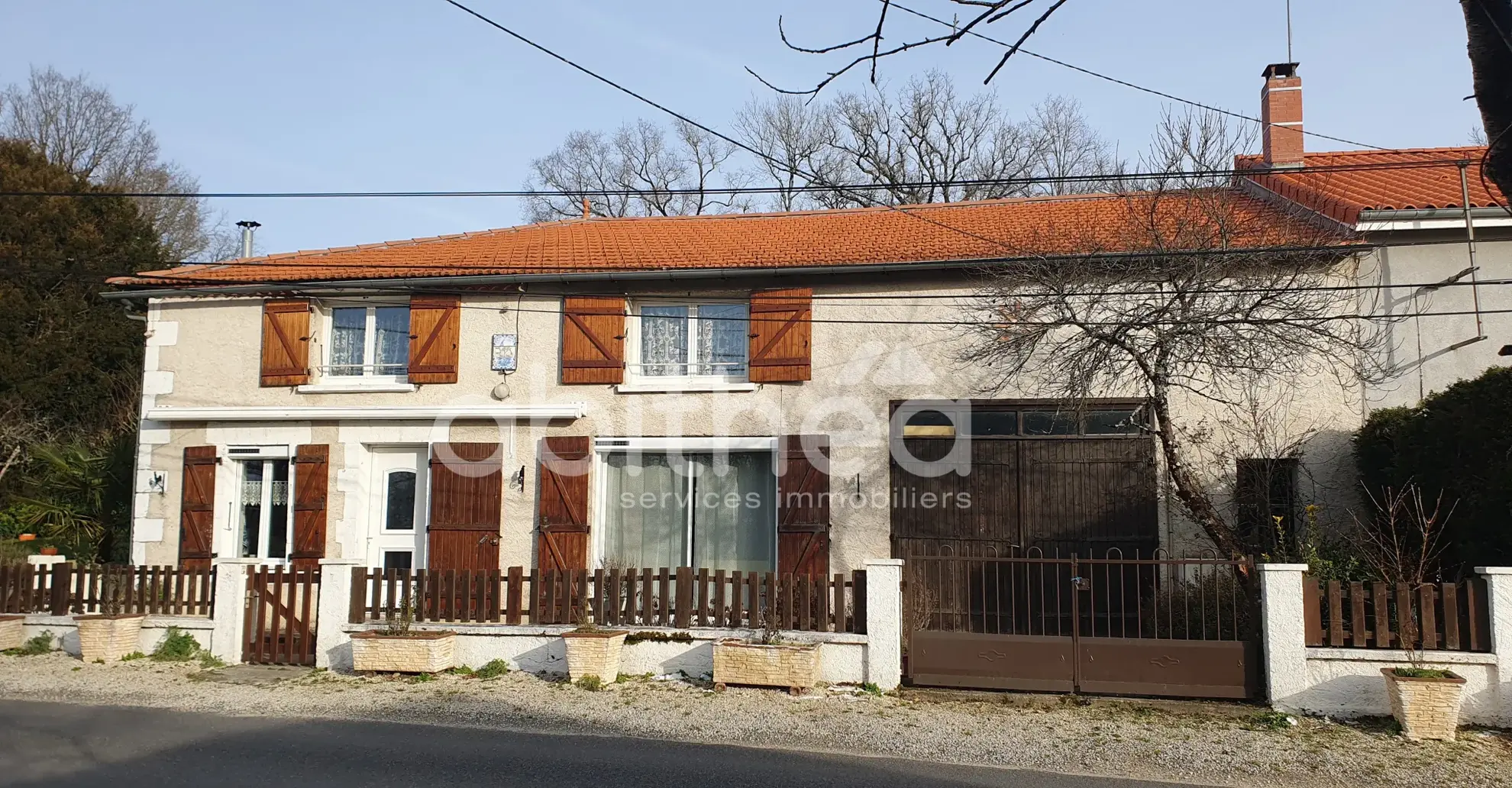 Maison de 125 m² avec jardin, garage et terrain à Roumazières (16270)