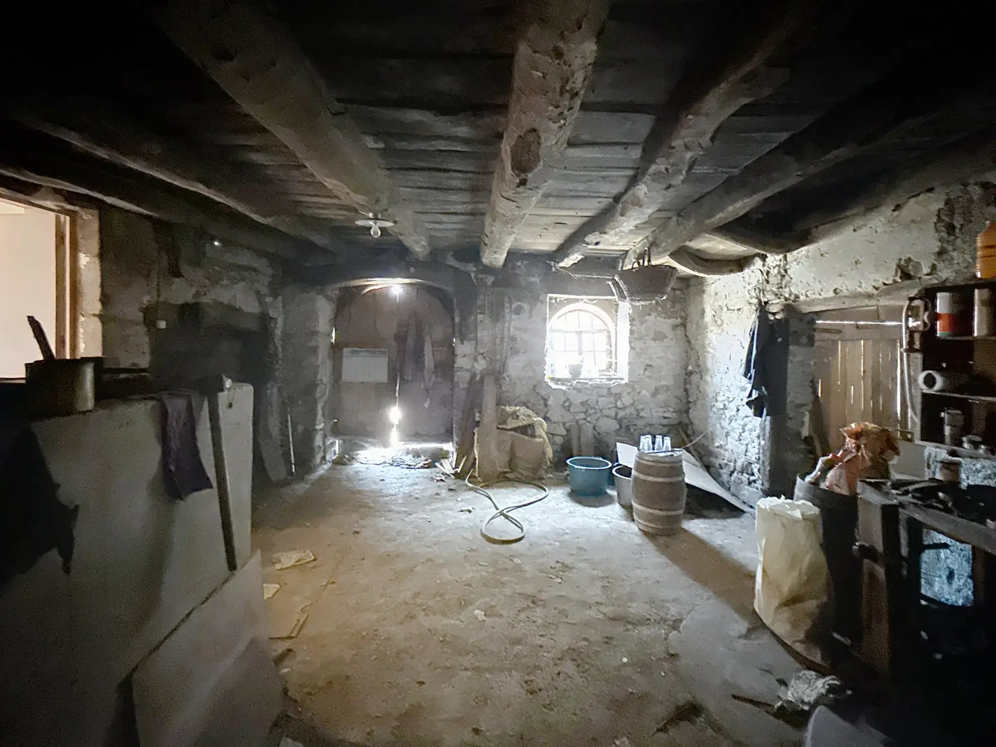 Maison de village à rénover avec fort potentiel à Saint-Didier-sous-Riverie (69440) 