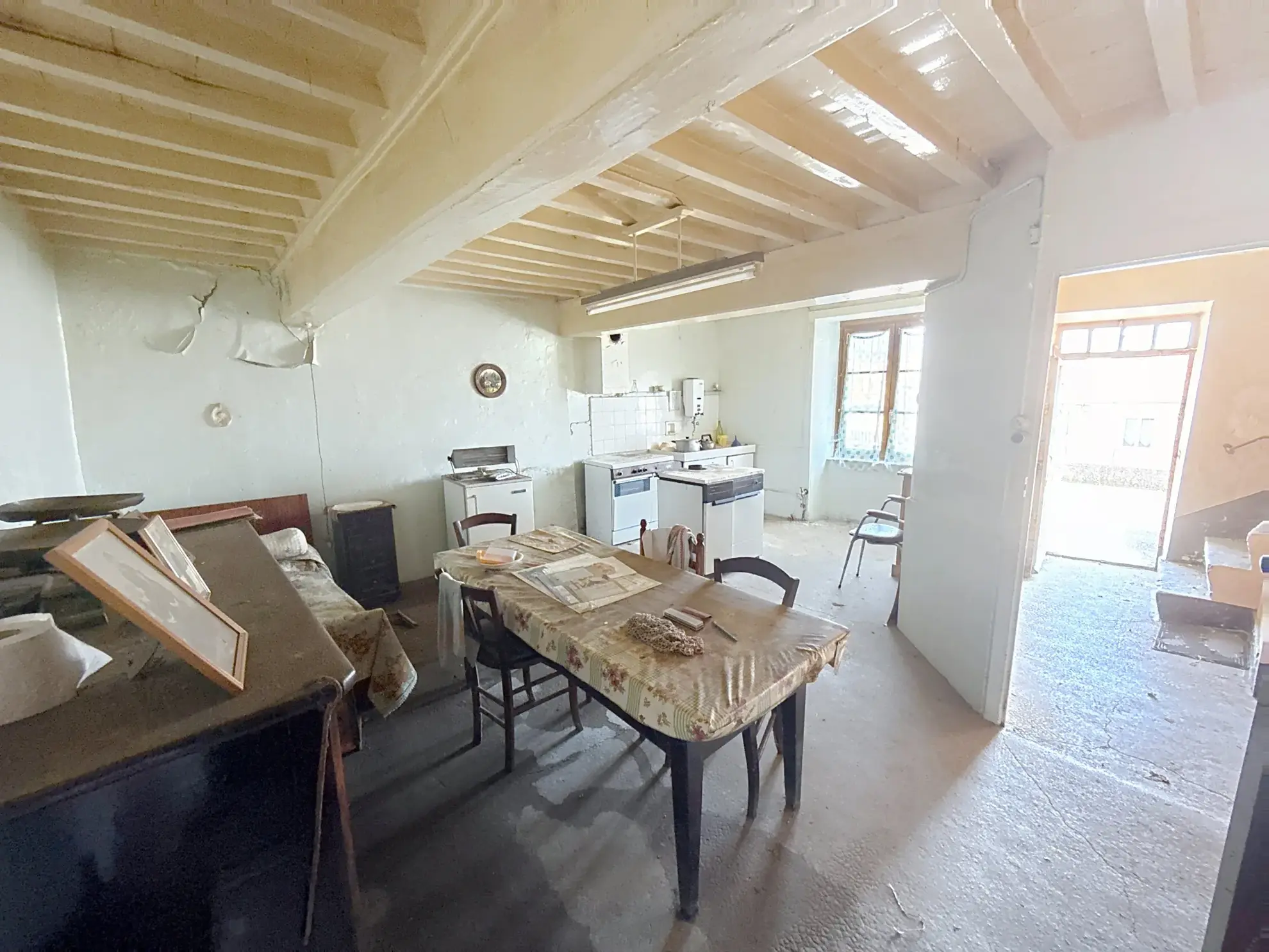 Maison de village à rénover avec fort potentiel à Saint-Didier-sous-Riverie (69440) 