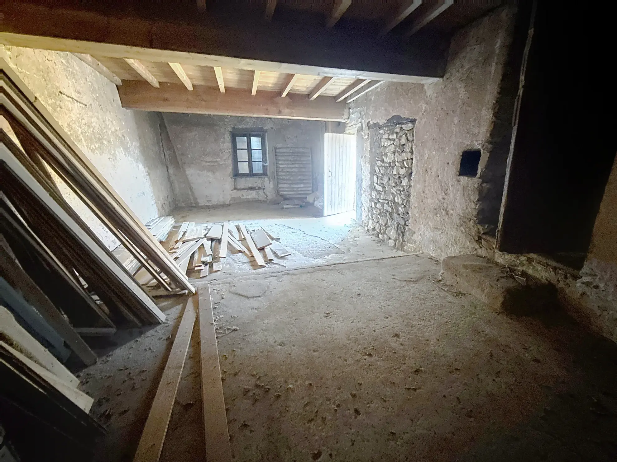 Maison de village à rénover avec fort potentiel à Saint-Didier-sous-Riverie (69440) 