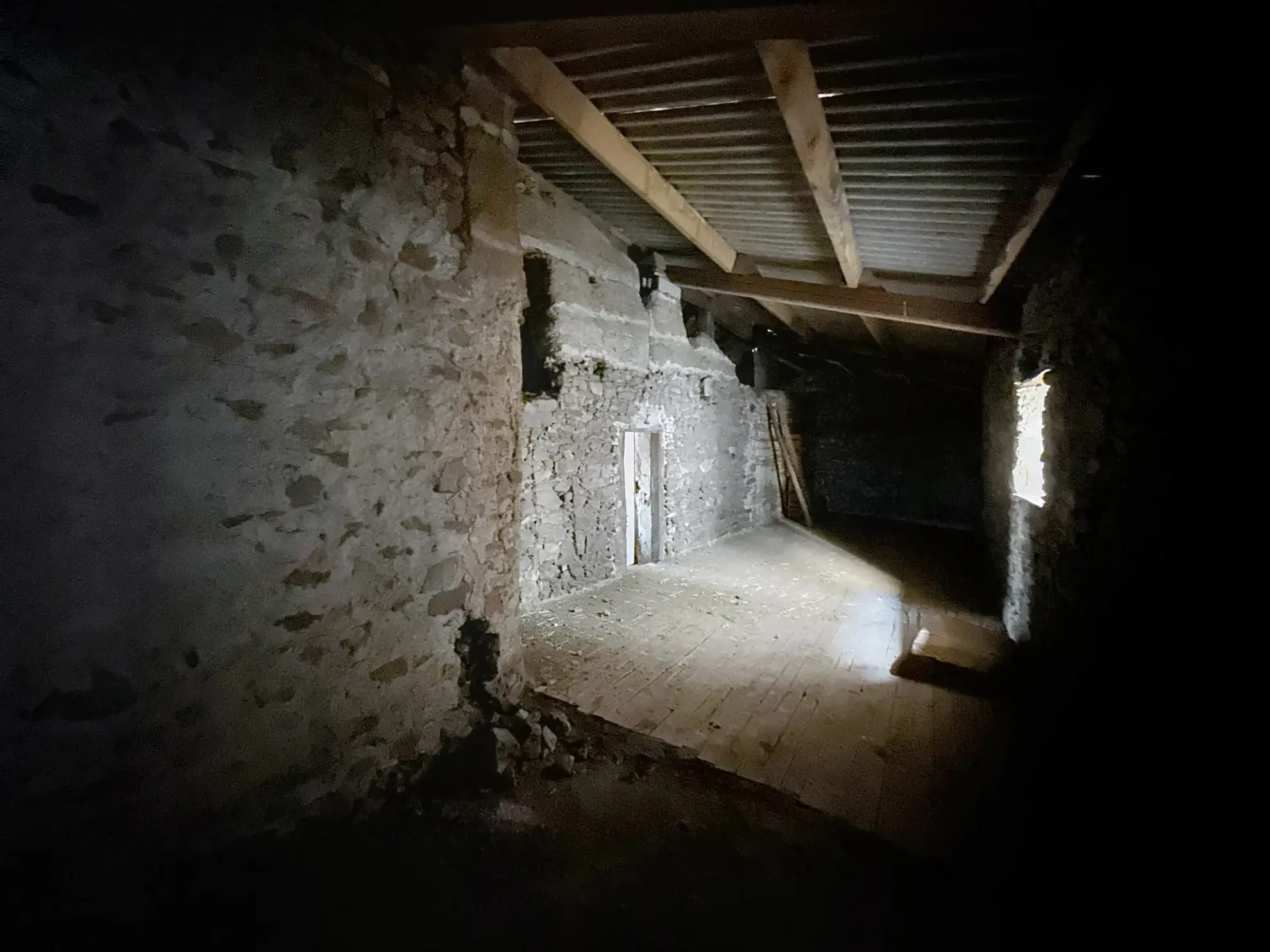 Maison de village à rénover avec fort potentiel à Saint-Didier-sous-Riverie (69440) 