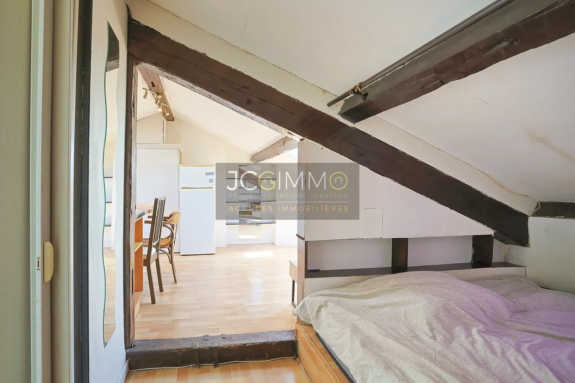 Studio 33 m² à Hyères dans le centre-ville, dernier étage, bon état et rentabilité attractive 