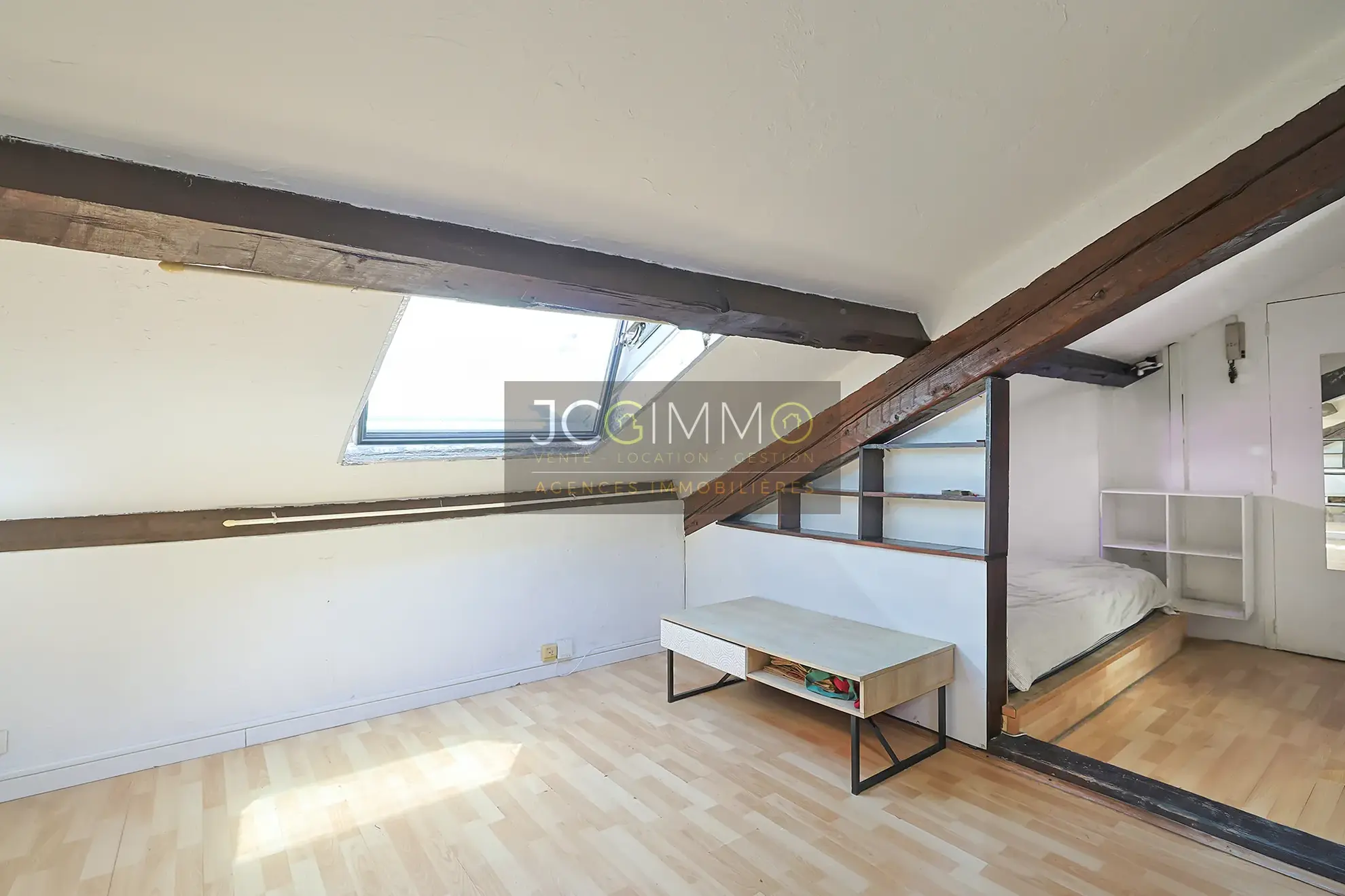 Studio 33 m² à Hyères dans le centre-ville, dernier étage, bon état et rentabilité attractive 