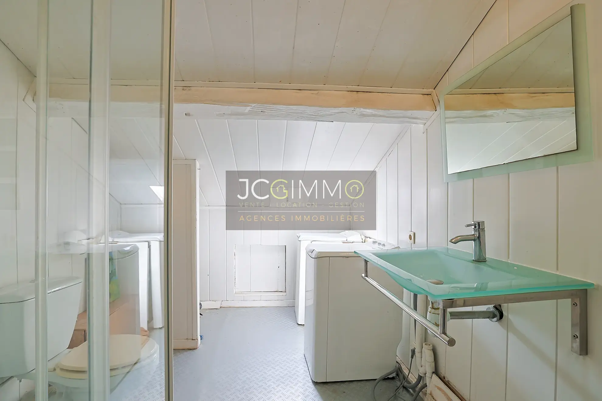 Studio 33 m² à Hyères dans le centre-ville, dernier étage, bon état et rentabilité attractive 