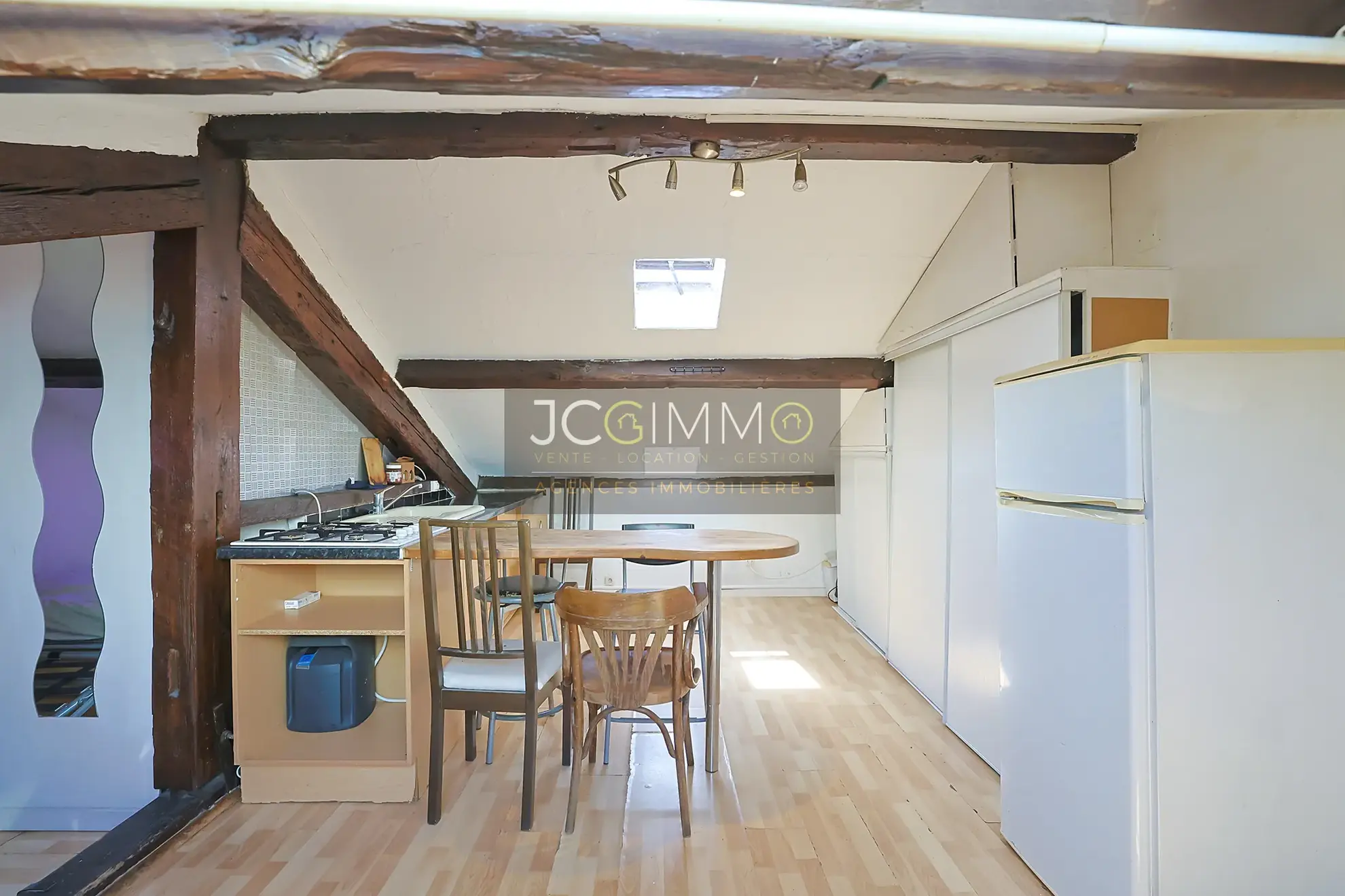 Studio 33 m² à Hyères dans le centre-ville, dernier étage, bon état et rentabilité attractive 