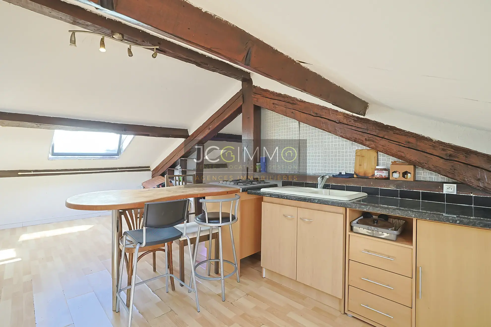 Studio 33 m² à Hyères dans le centre-ville, dernier étage, bon état et rentabilité attractive 