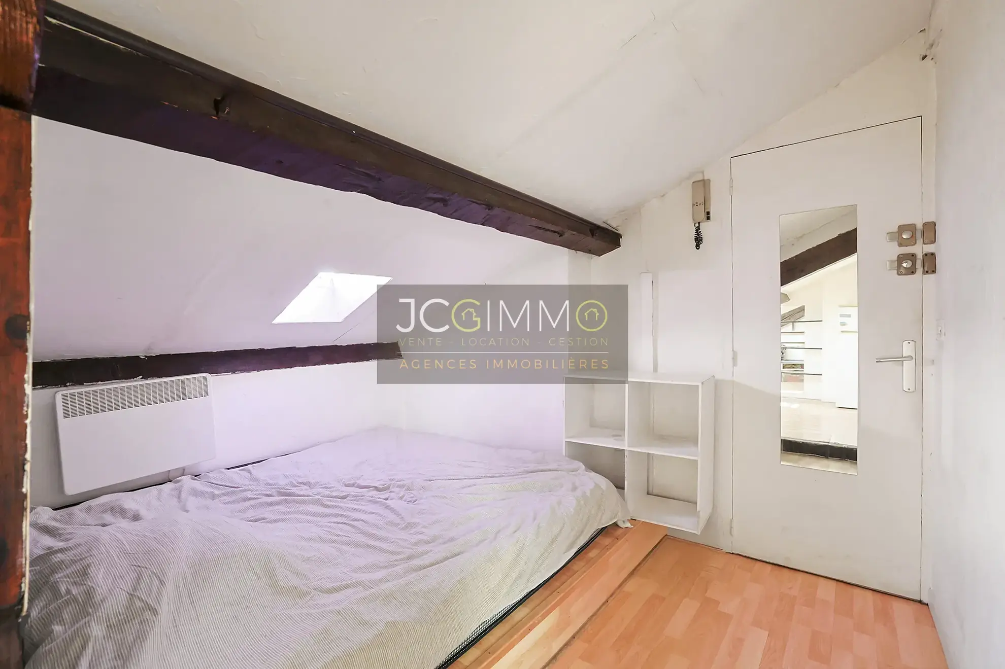 Studio 33 m² à Hyères dans le centre-ville, dernier étage, bon état et rentabilité attractive 