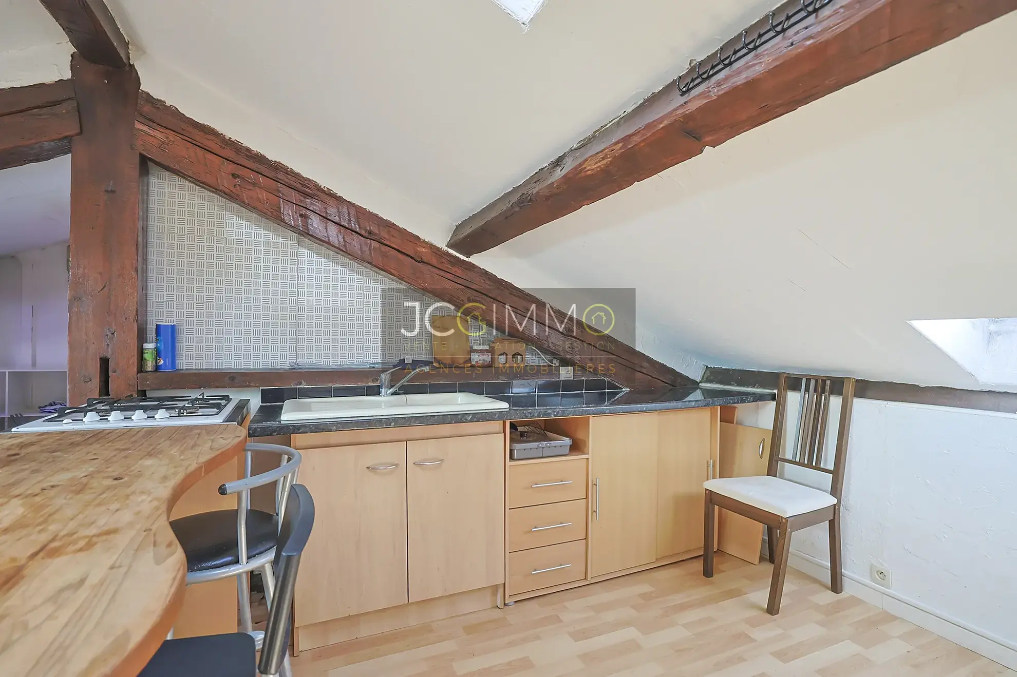 Studio 33 m² à Hyères dans le centre-ville, dernier étage, bon état et rentabilité attractive 