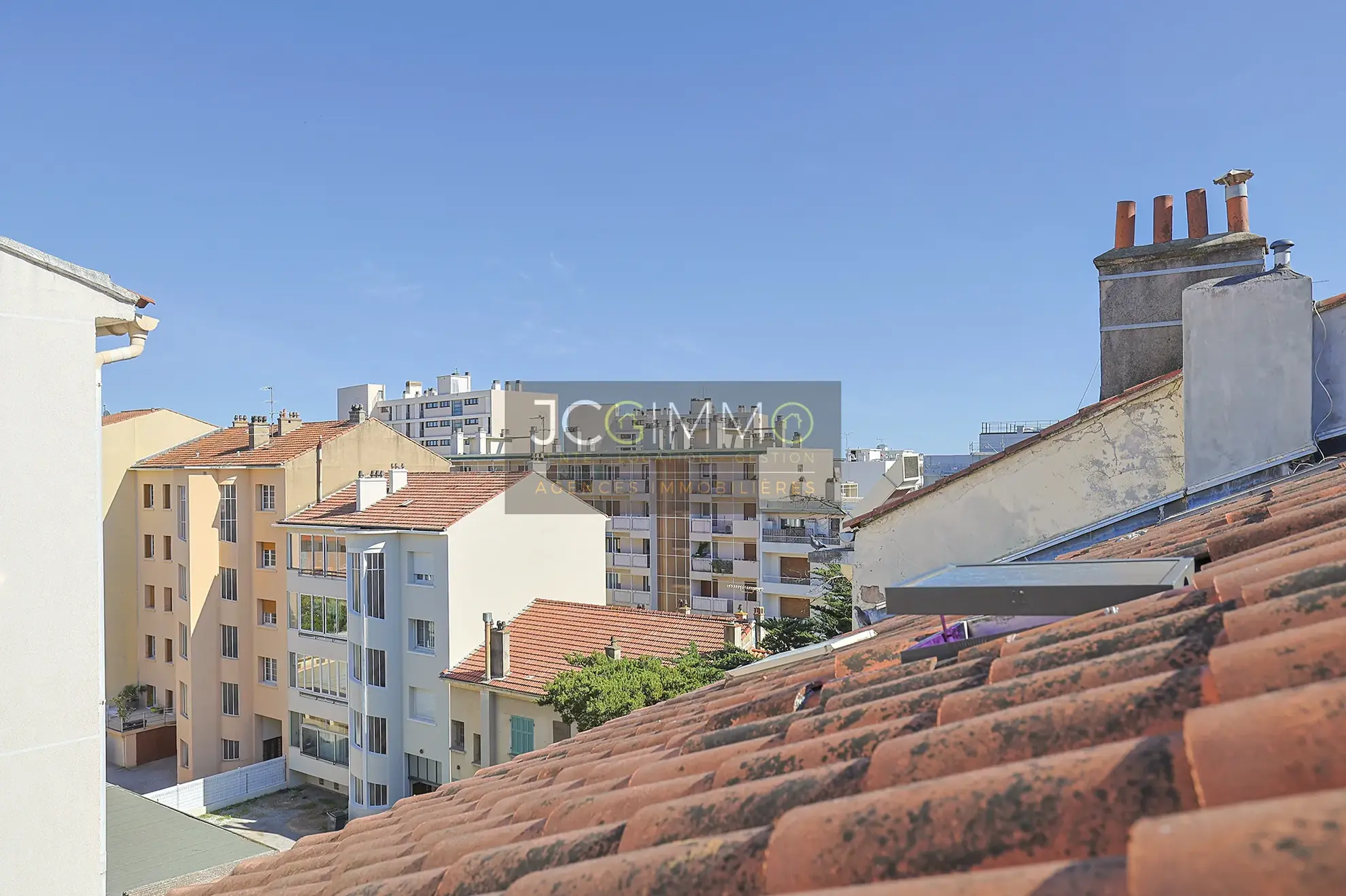 Studio 33 m² à Hyères dans le centre-ville, dernier étage, bon état et rentabilité attractive 