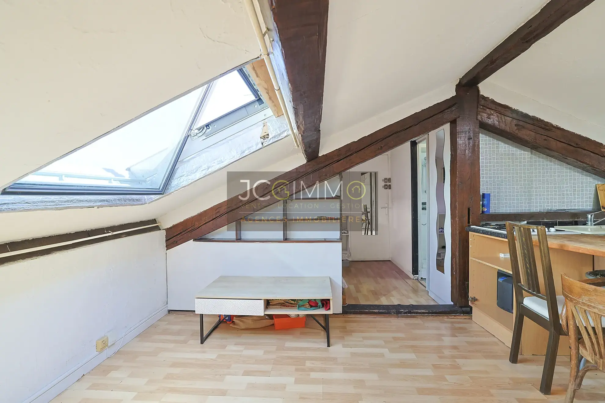 Studio 33 m² à Hyères dans le centre-ville, dernier étage, bon état et rentabilité attractive 