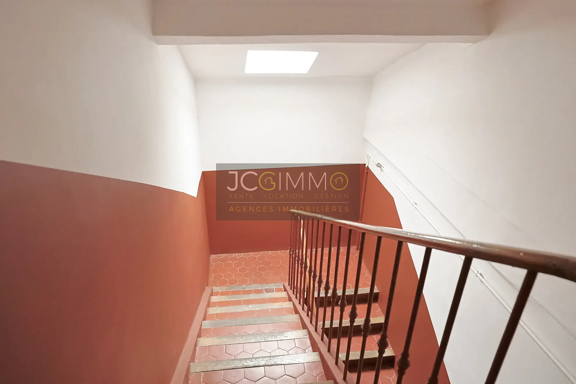 Studio 33 m² à Hyères dans le centre-ville, dernier étage, bon état et rentabilité attractive 