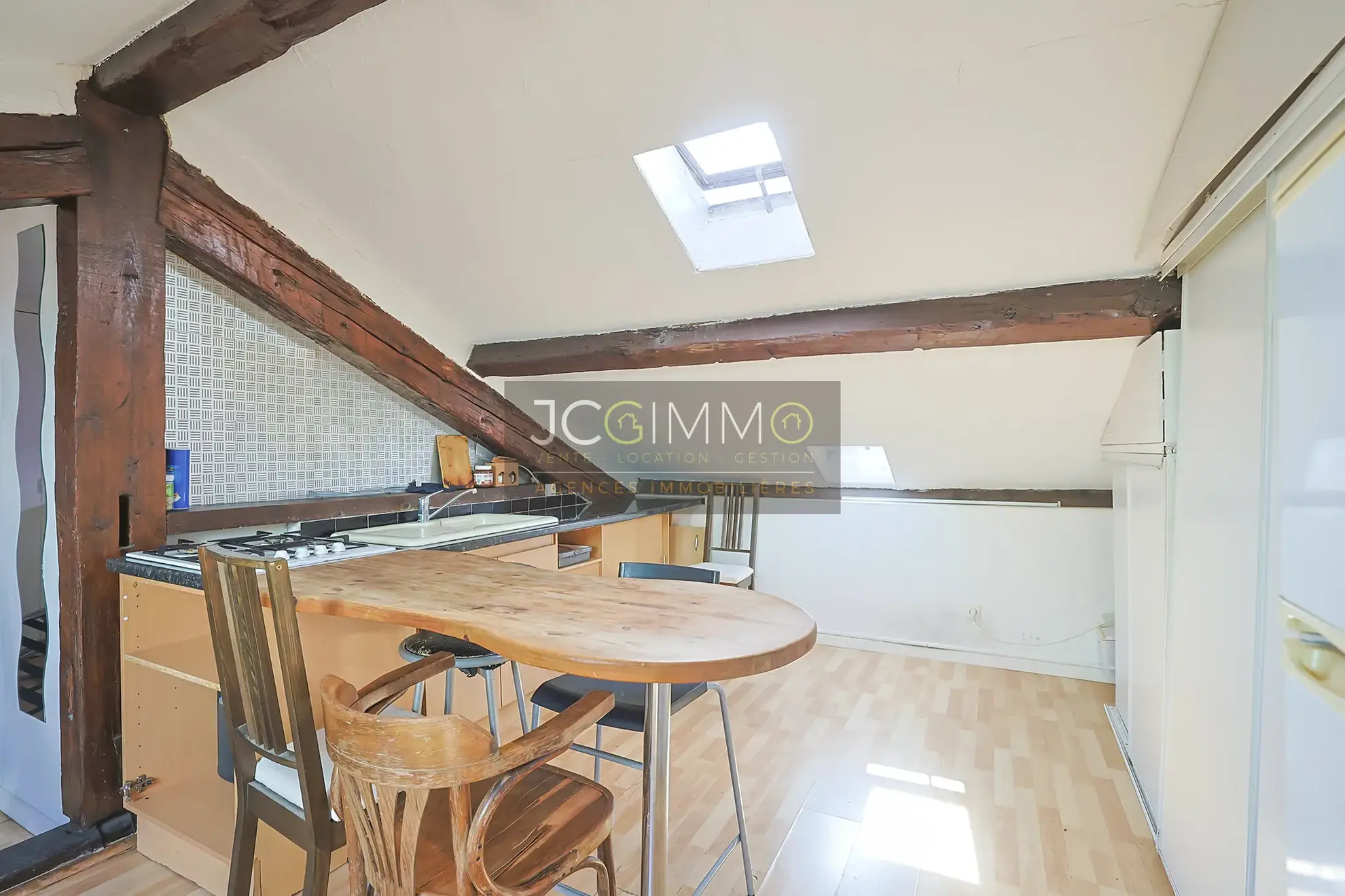 Studio 33 m² à Hyères dans le centre-ville, dernier étage, bon état et rentabilité attractive 