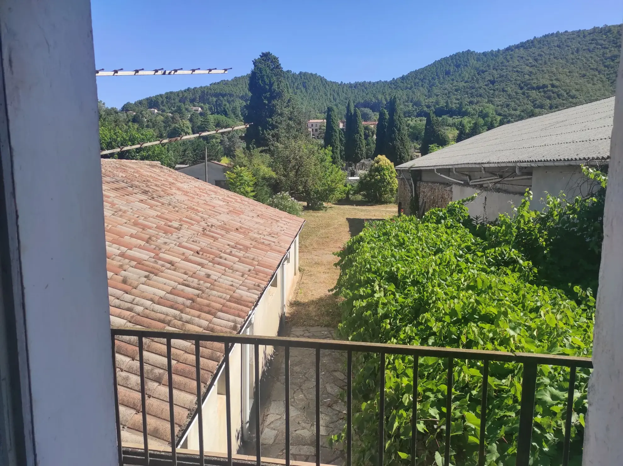 Ensemble immobilier mixte de 270 m² à Bessèges avec potentiel d’investissement 