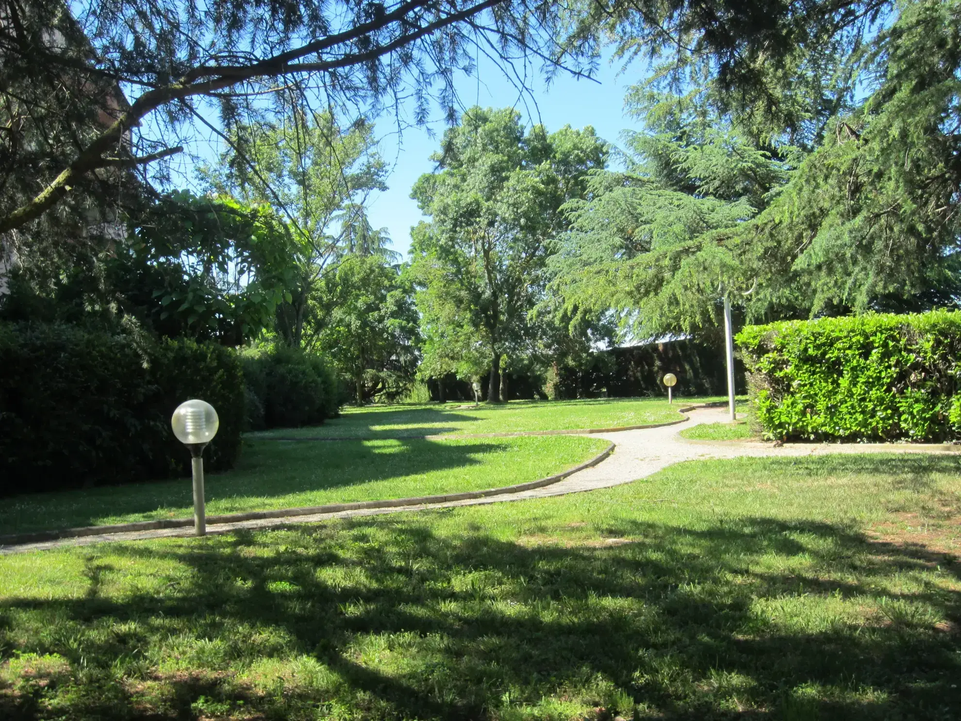 Appartement T4 rénové à Toulouse avec balcon et vue dégagée 