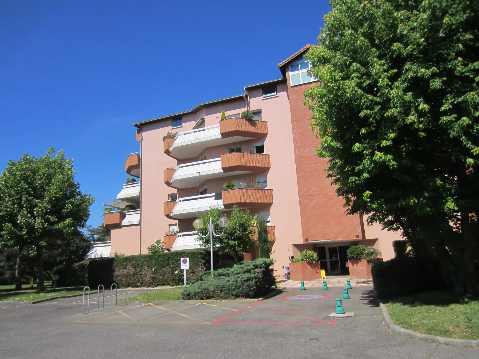 Appartement T4 rénové à Toulouse avec balcon et vue dégagée 