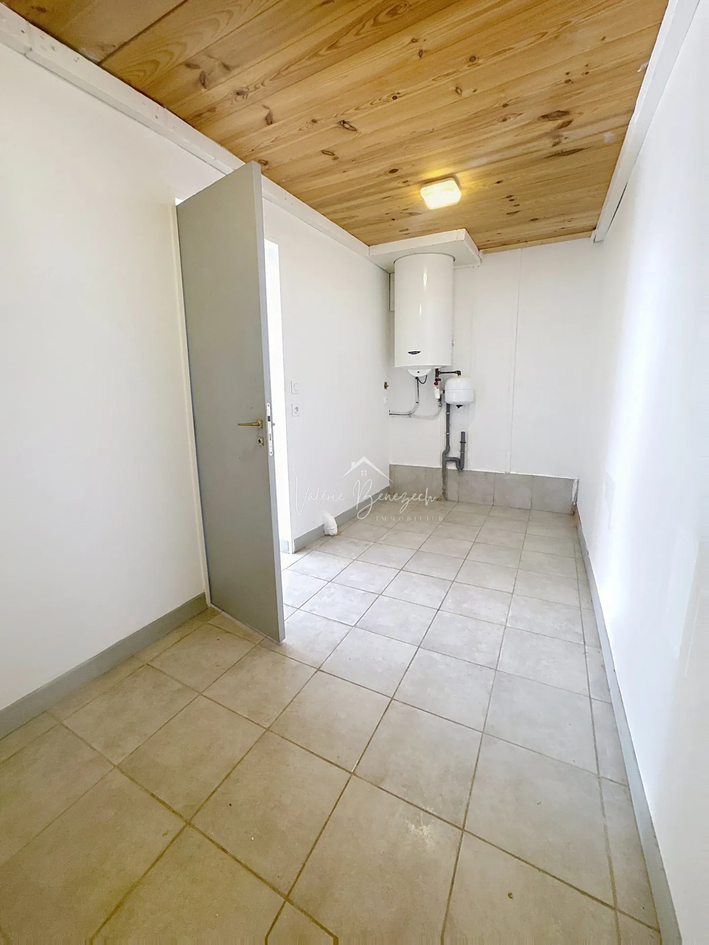 Maison divisible avec terrasse dans le village de Montlaur 