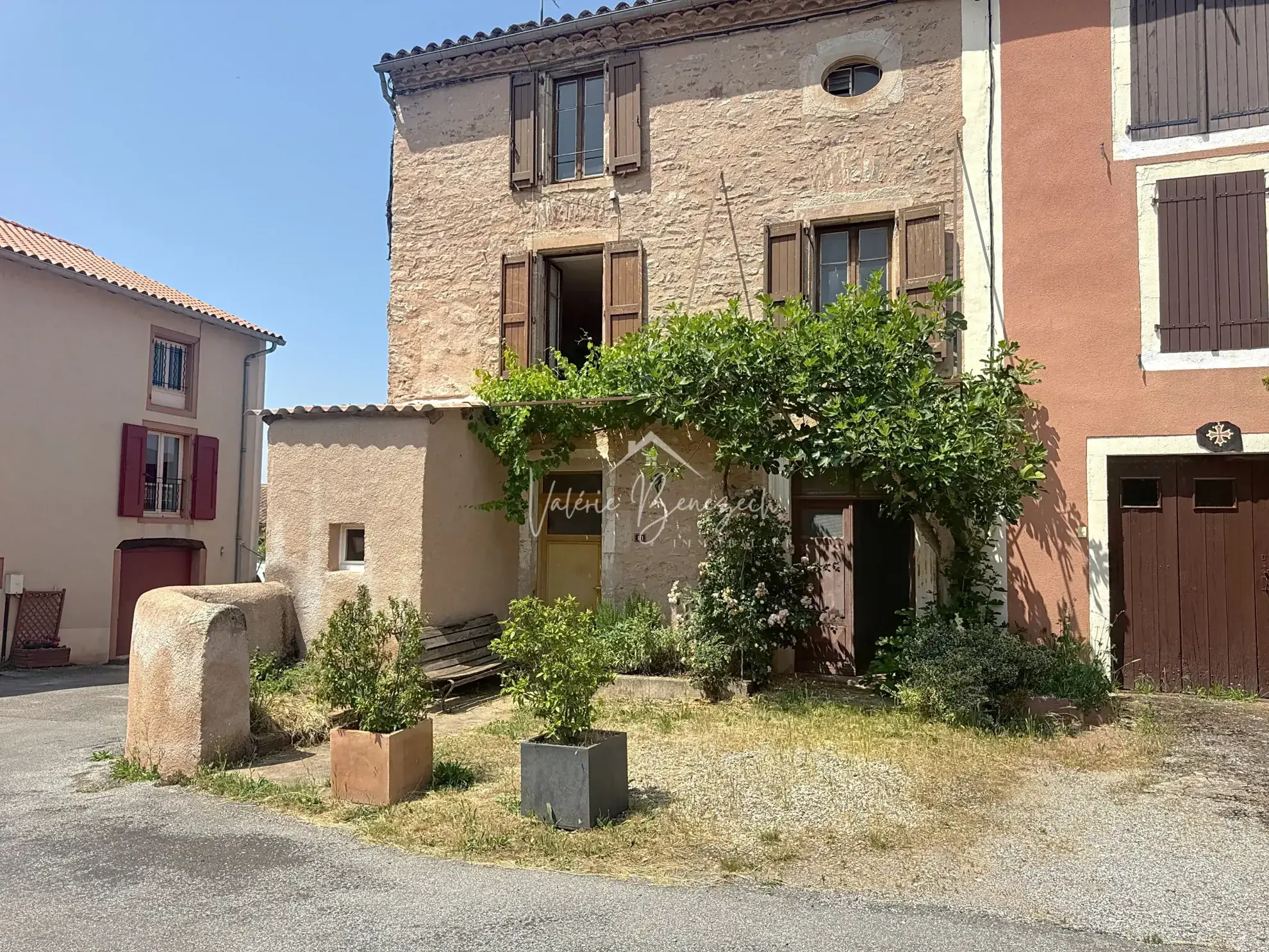 Maison divisible avec terrasse dans le village de Montlaur