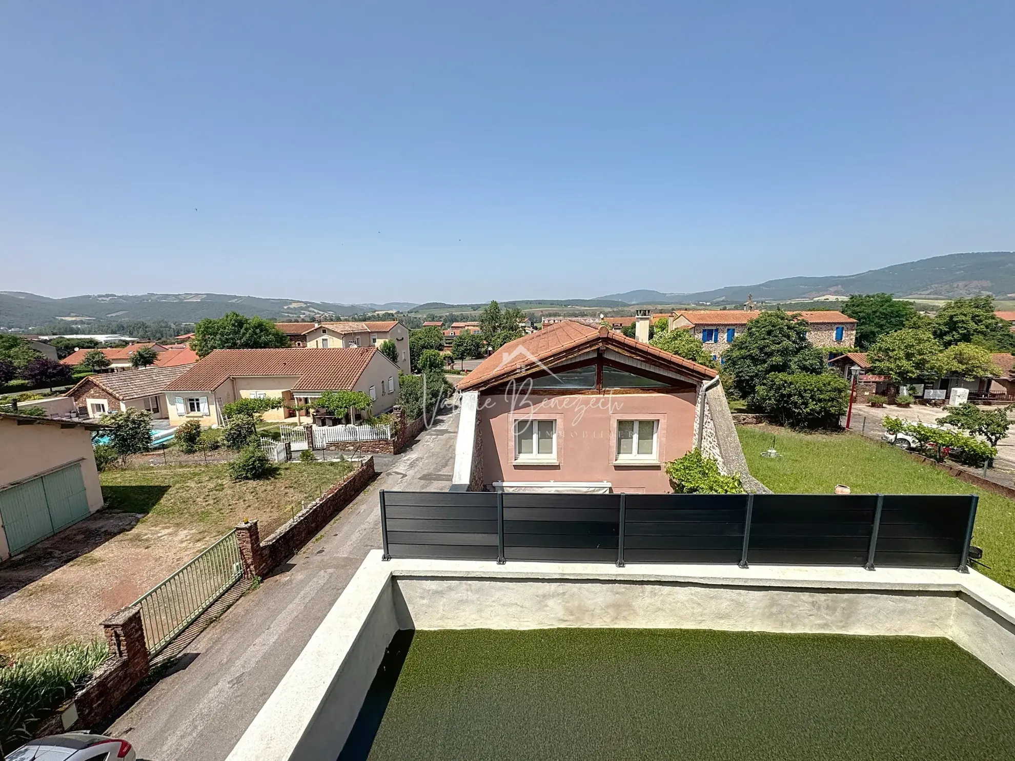 Maison divisible avec terrasse dans le village de Montlaur 