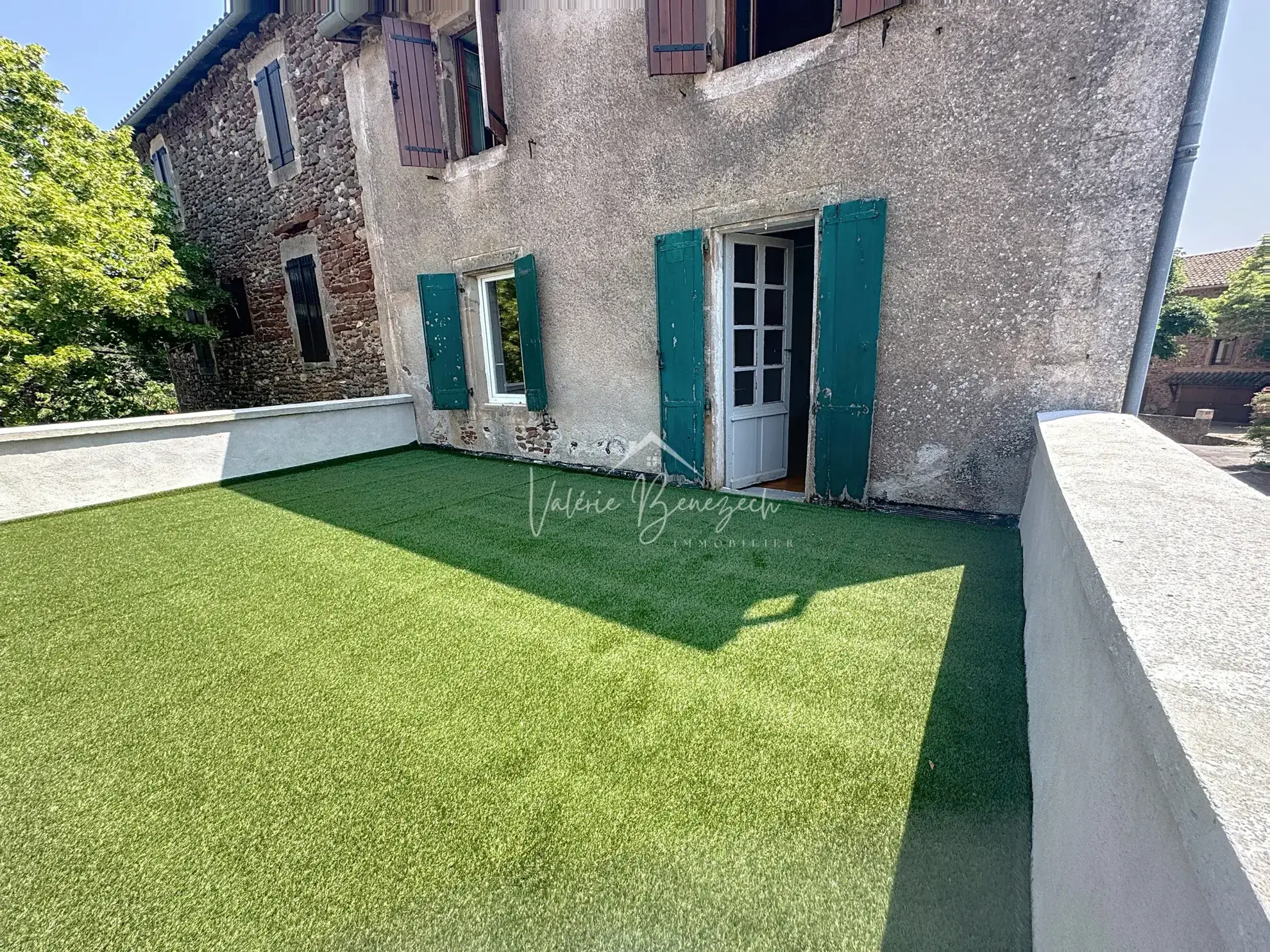 Maison divisible avec terrasse dans le village de Montlaur 