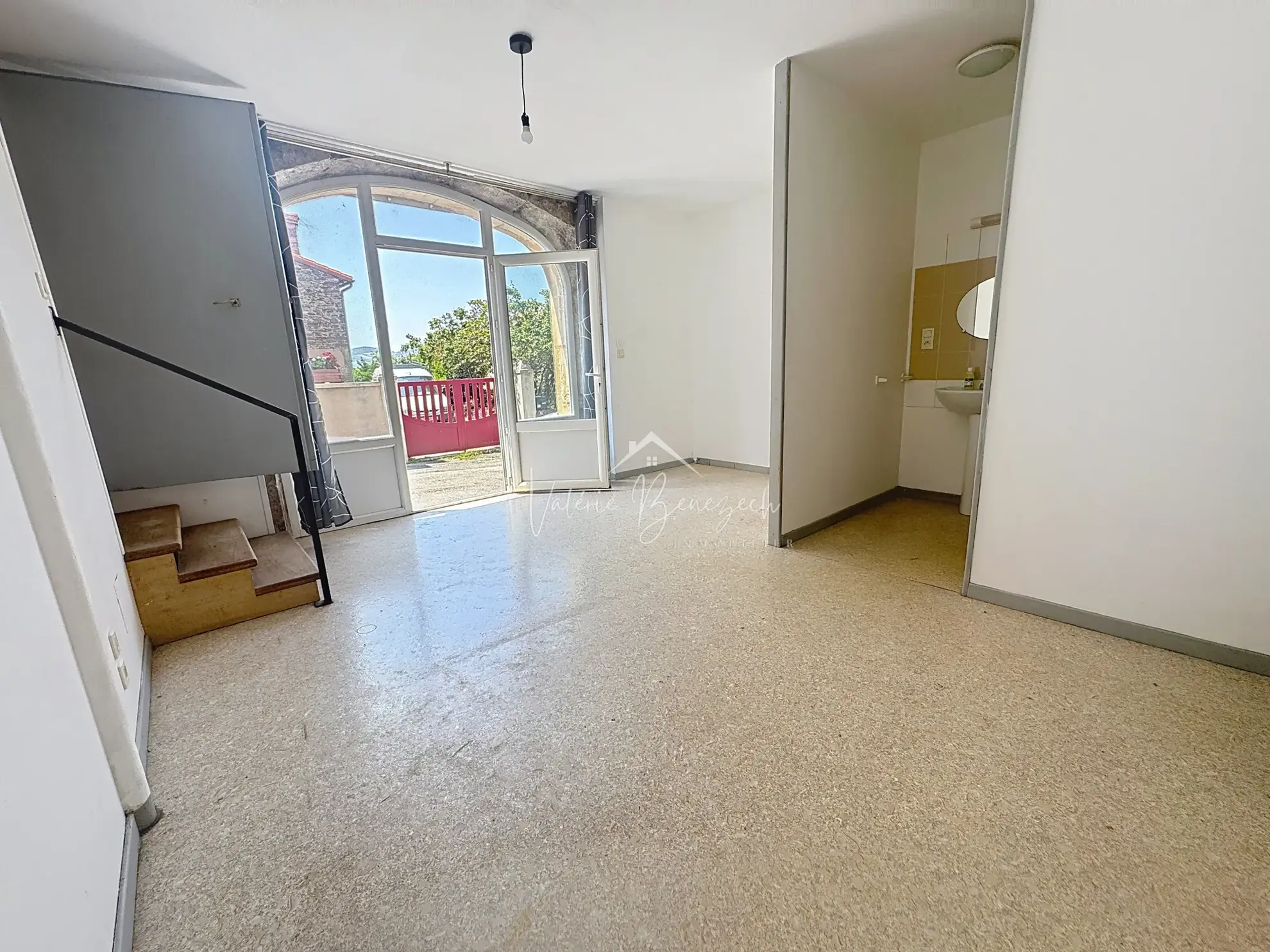 Maison divisible avec terrasse dans le village de Montlaur 