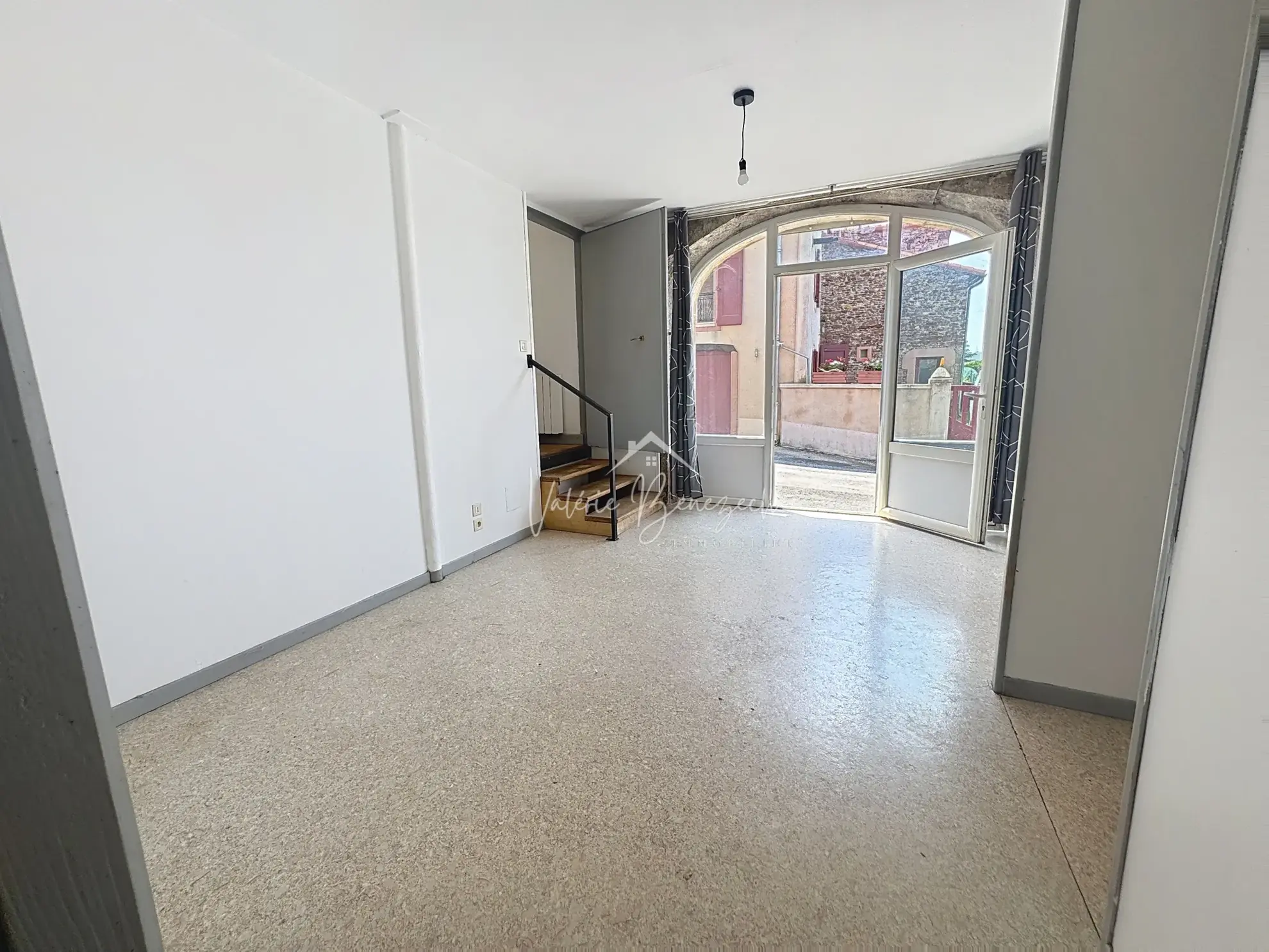 Maison divisible avec terrasse dans le village de Montlaur 