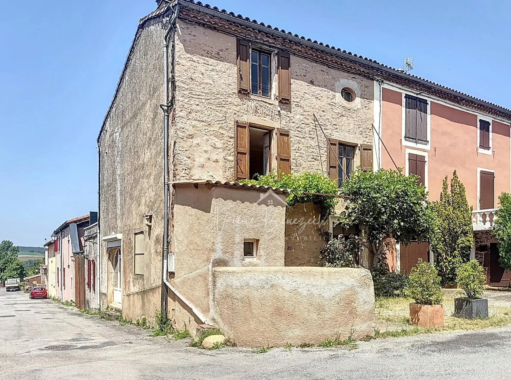 Maison divisible avec terrasse dans le village de Montlaur 