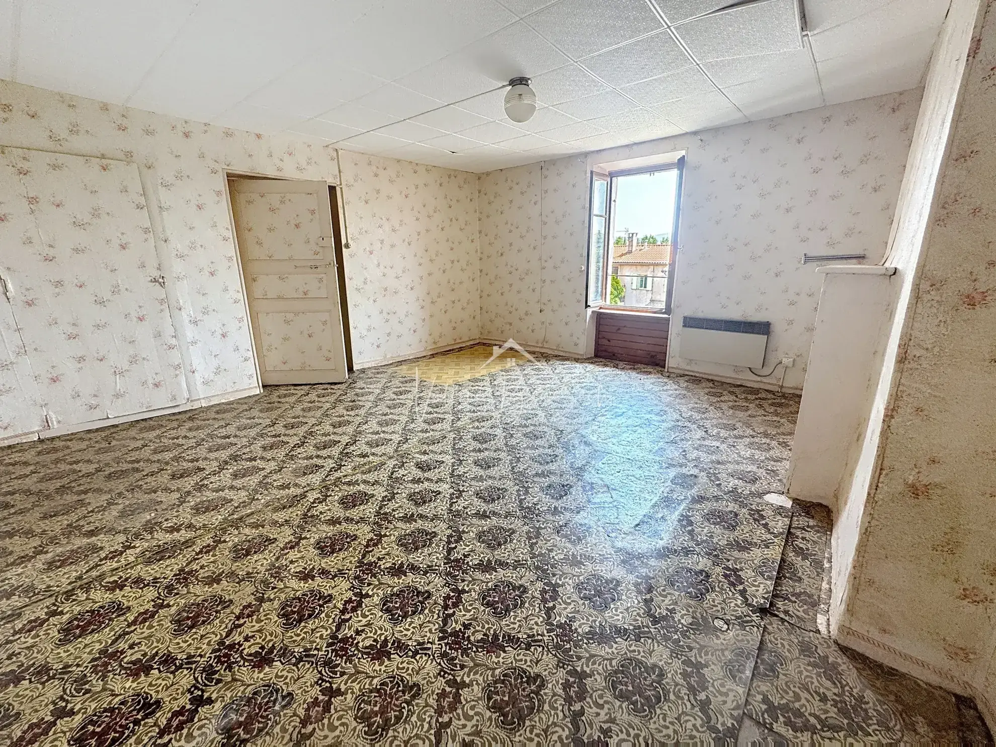 Maison divisible avec terrasse dans le village de Montlaur 