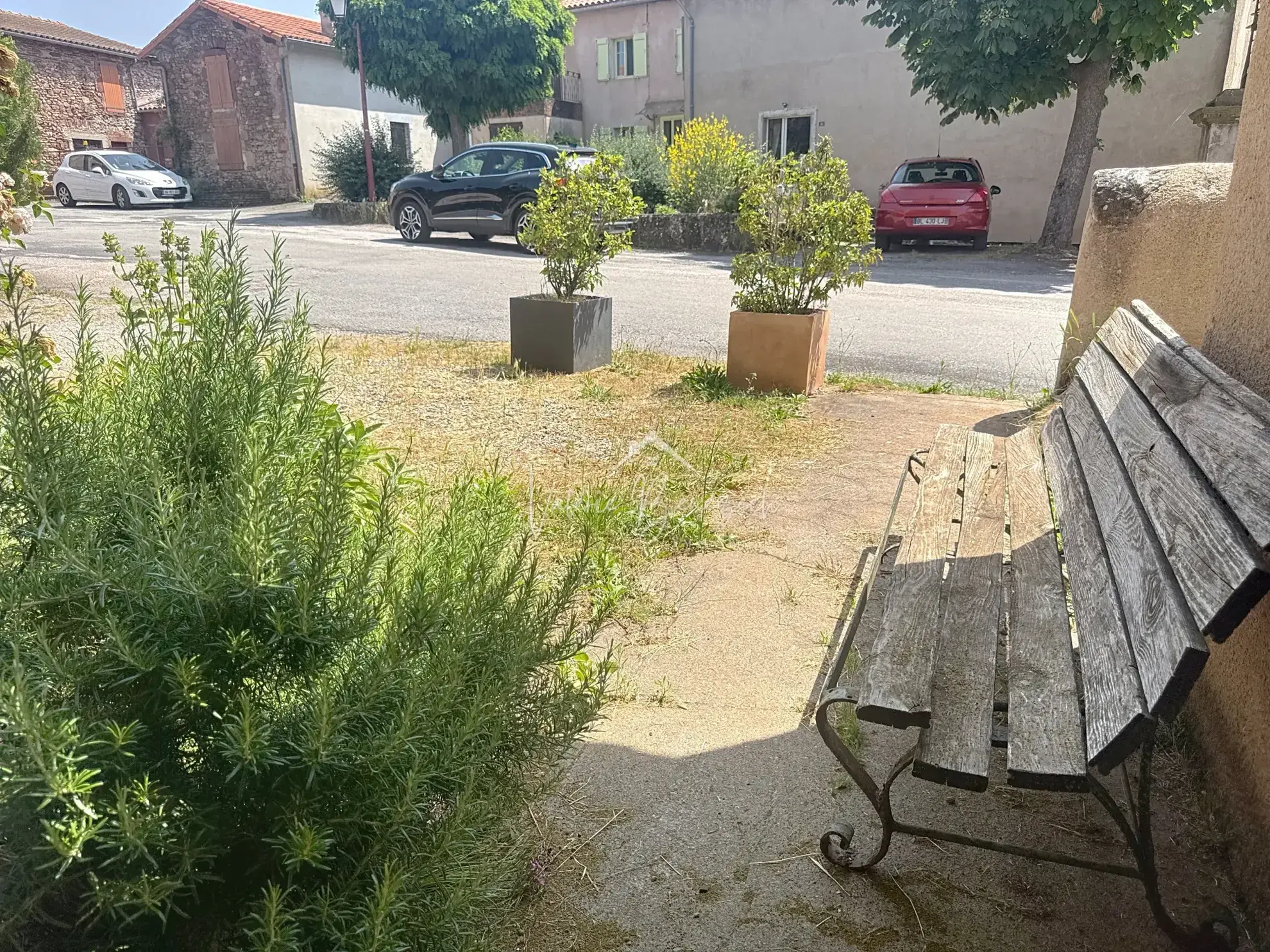 Maison divisible avec terrasse dans le village de Montlaur 