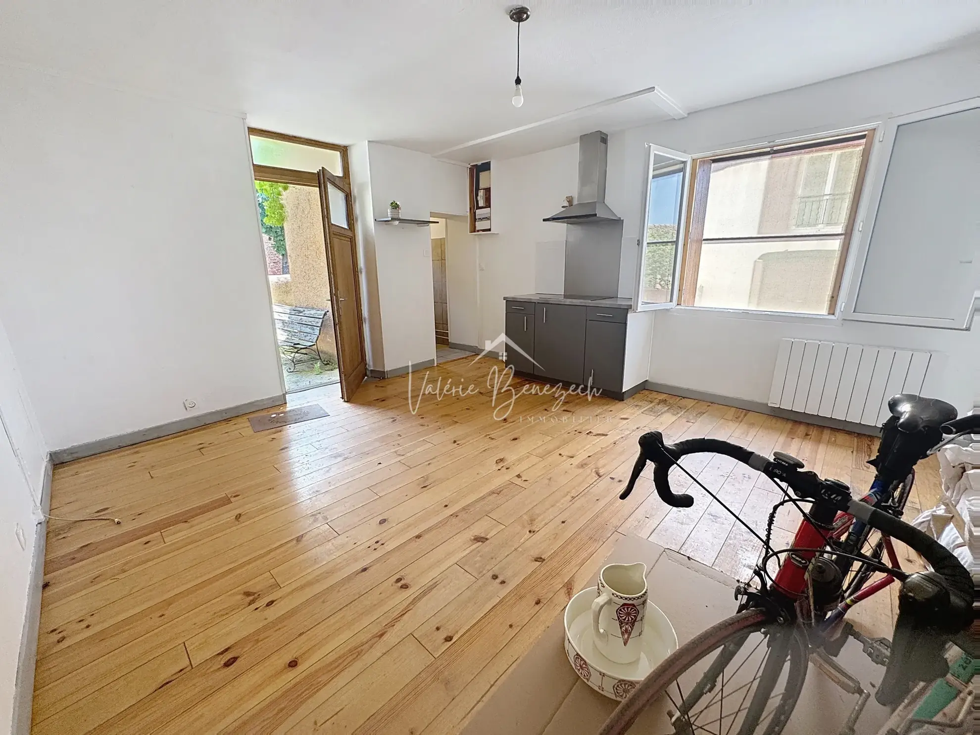 Maison divisible avec terrasse dans le village de Montlaur 