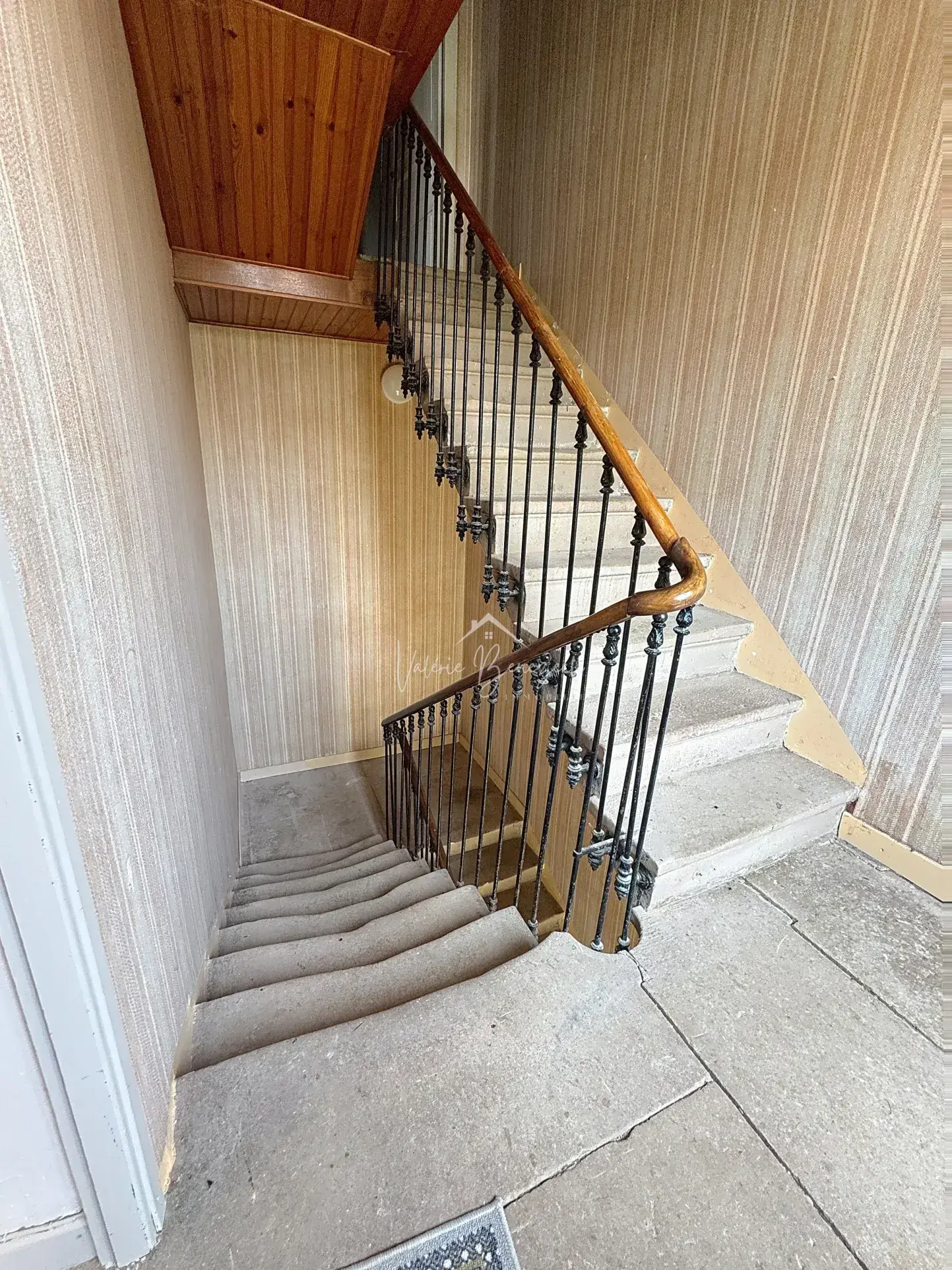 Maison divisible avec terrasse dans le village de Montlaur 