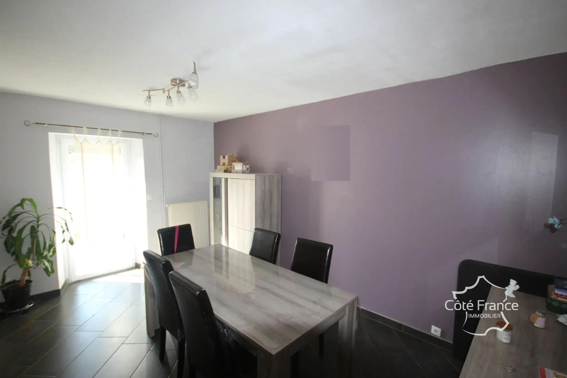 Maison familiale en pierre à Givet avec terrain et dépendance dans un environnement calme 