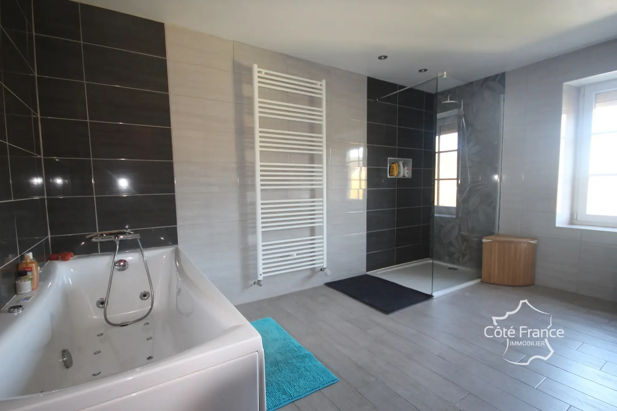 Maison familiale en pierre à Givet avec terrain et dépendance dans un environnement calme 