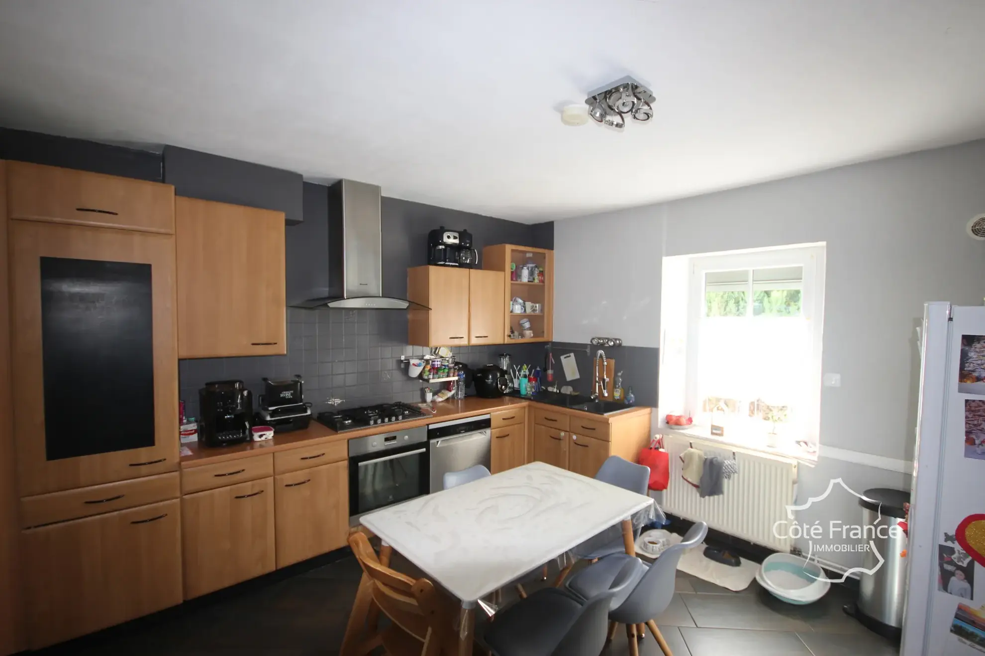 Maison familiale en pierre à Givet avec terrain et dépendance dans un environnement calme 