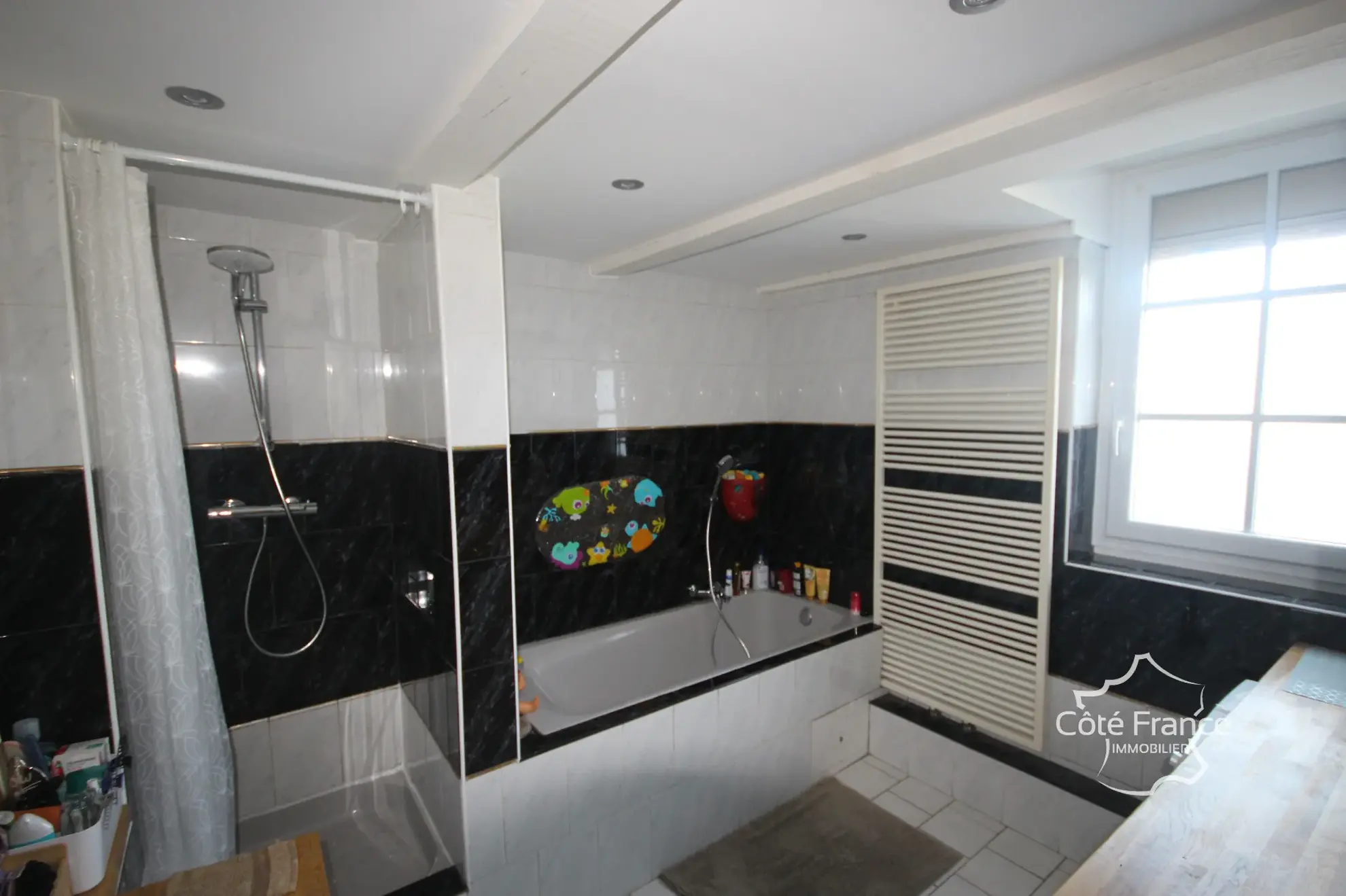 Maison familiale en pierre à Givet avec terrain et dépendance dans un environnement calme 