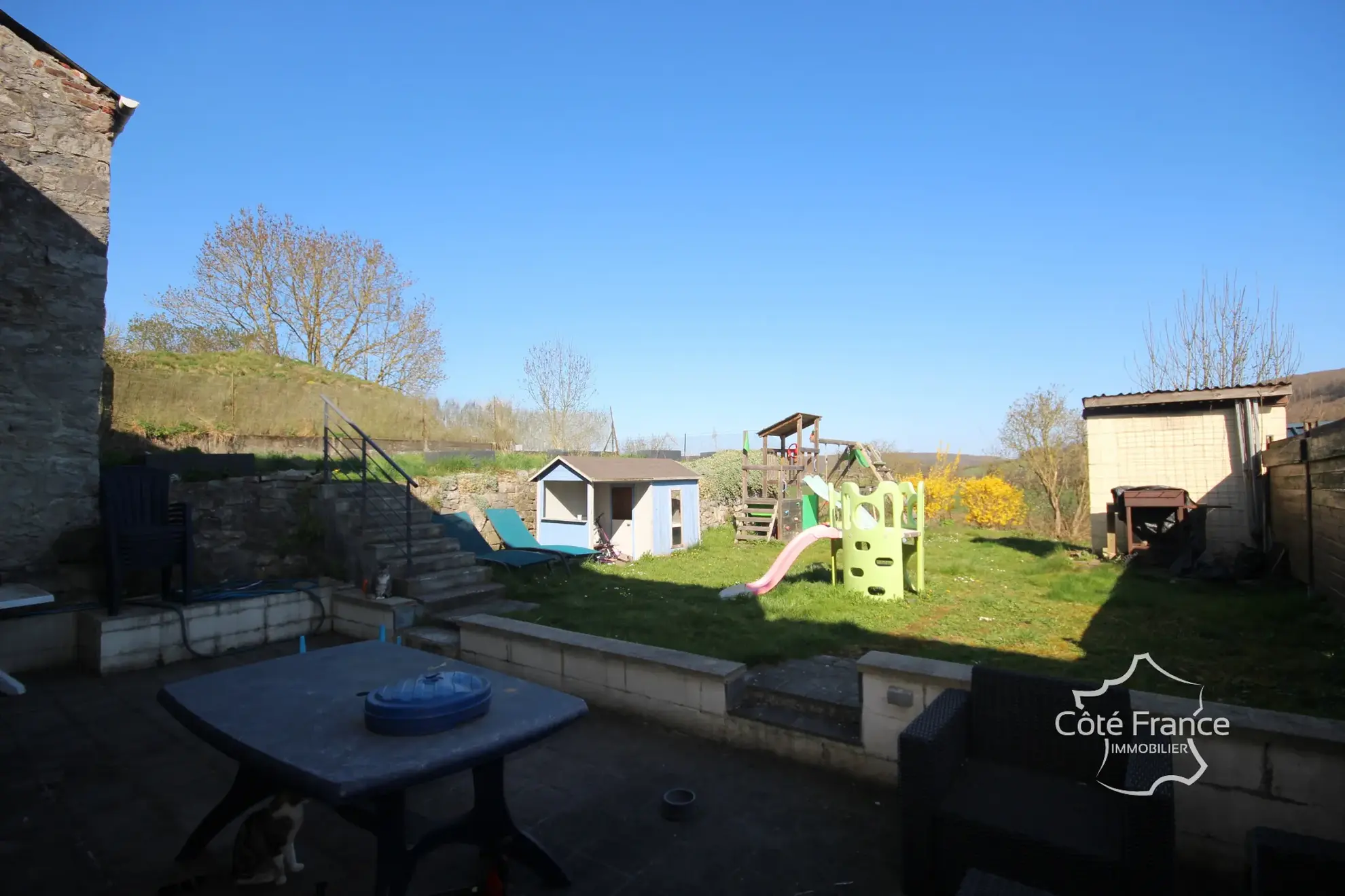 Maison familiale en pierre à Givet avec terrain et dépendance dans un environnement calme 