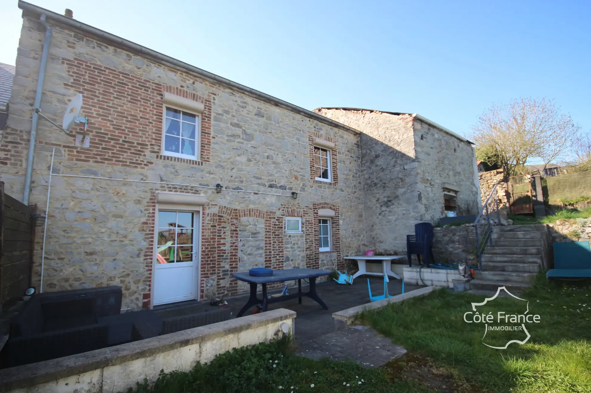 Maison familiale en pierre à Givet avec terrain et dépendance dans un environnement calme