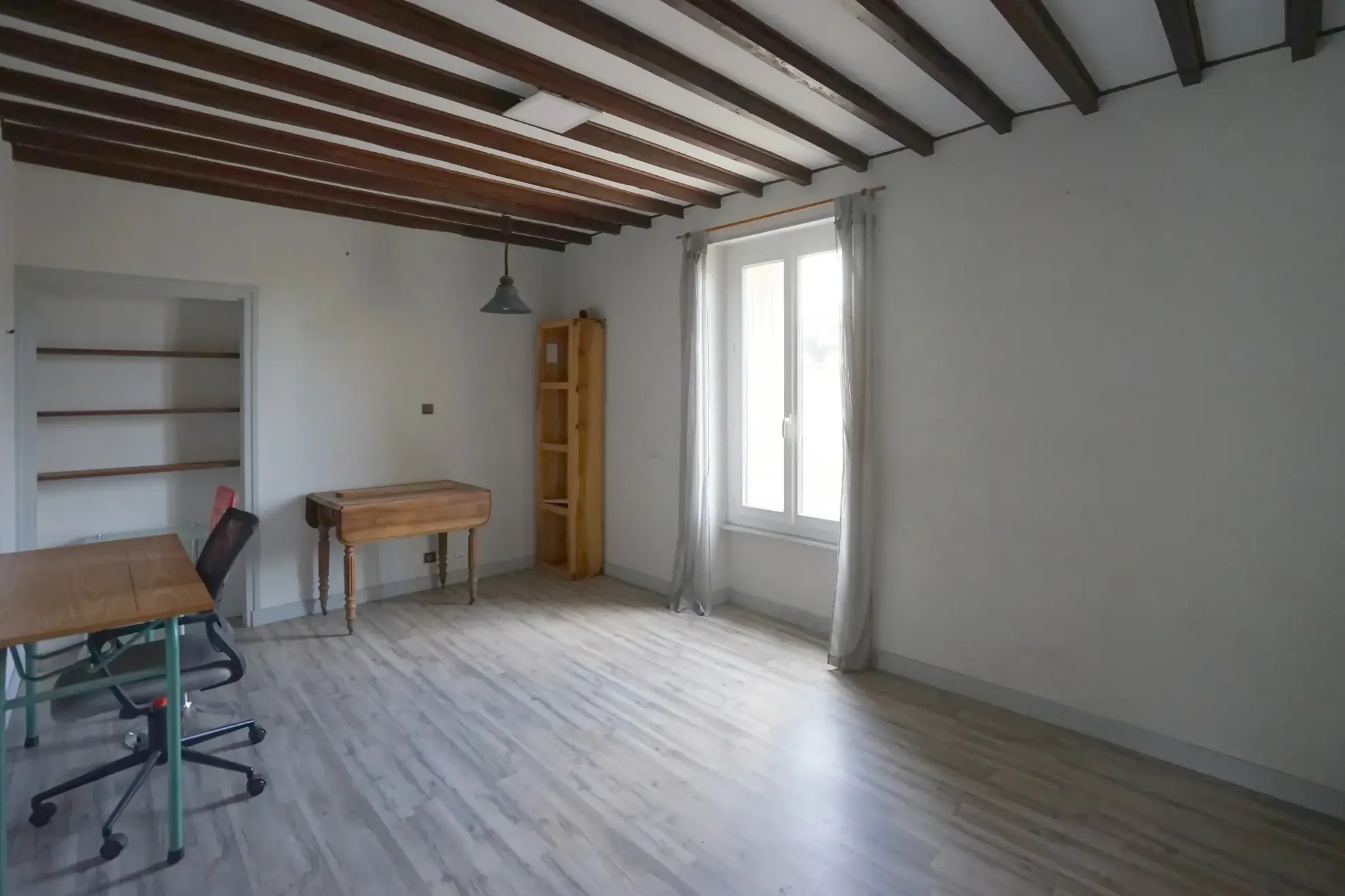 Maison à vendre à Albon avec potentiel de rénovation et grand espace intérieur 