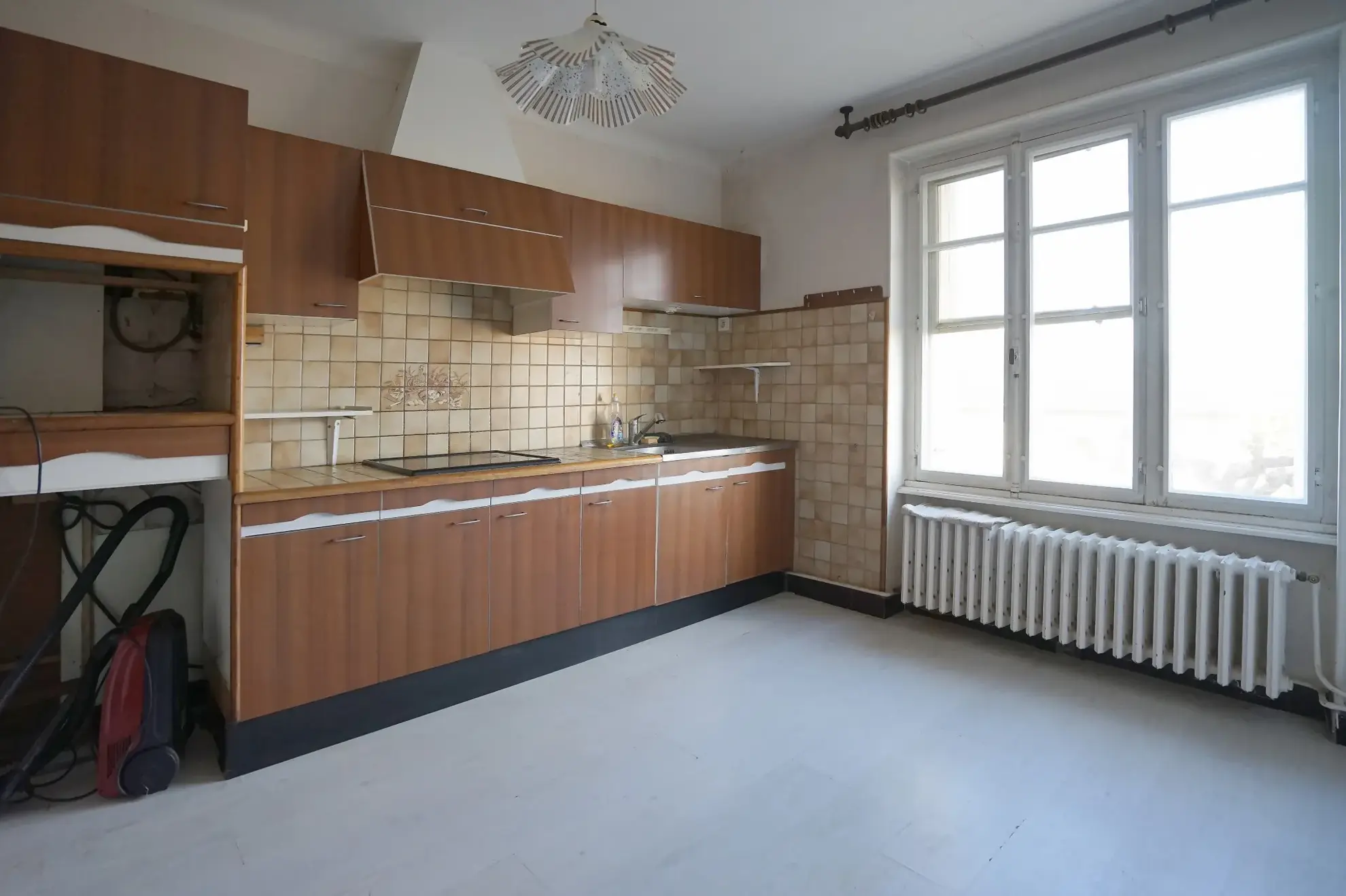 Maison à vendre à Albon avec potentiel de rénovation et grand espace intérieur 