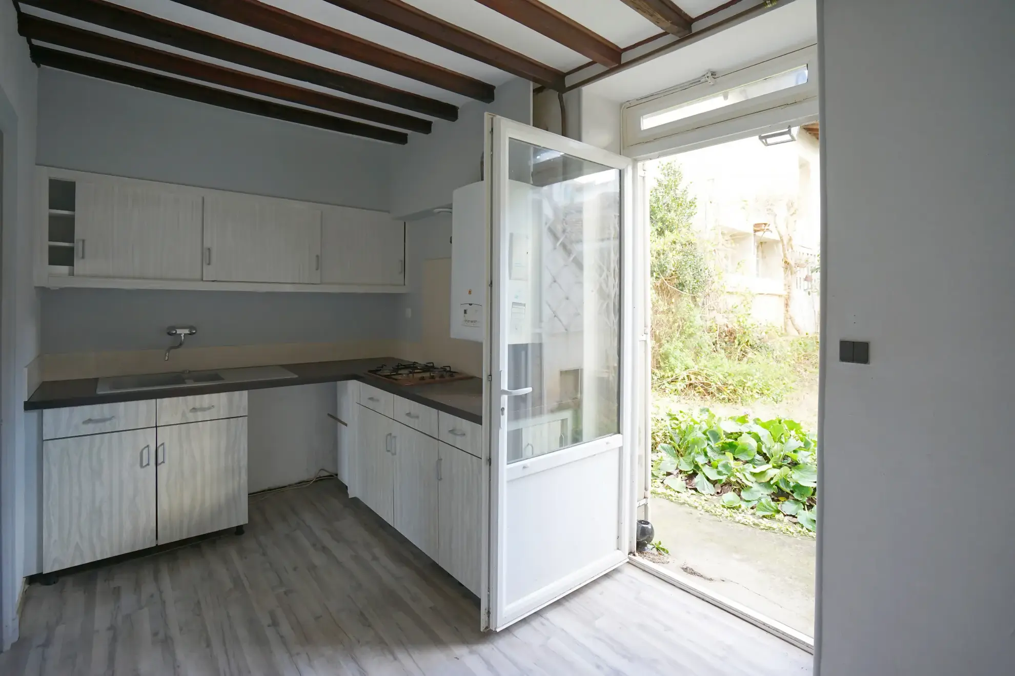 Maison à vendre à Albon avec potentiel de rénovation et grand espace intérieur 