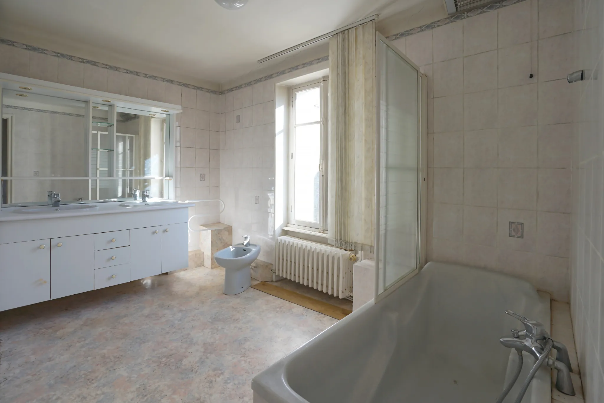 Maison à vendre à Albon avec potentiel de rénovation et grand espace intérieur 