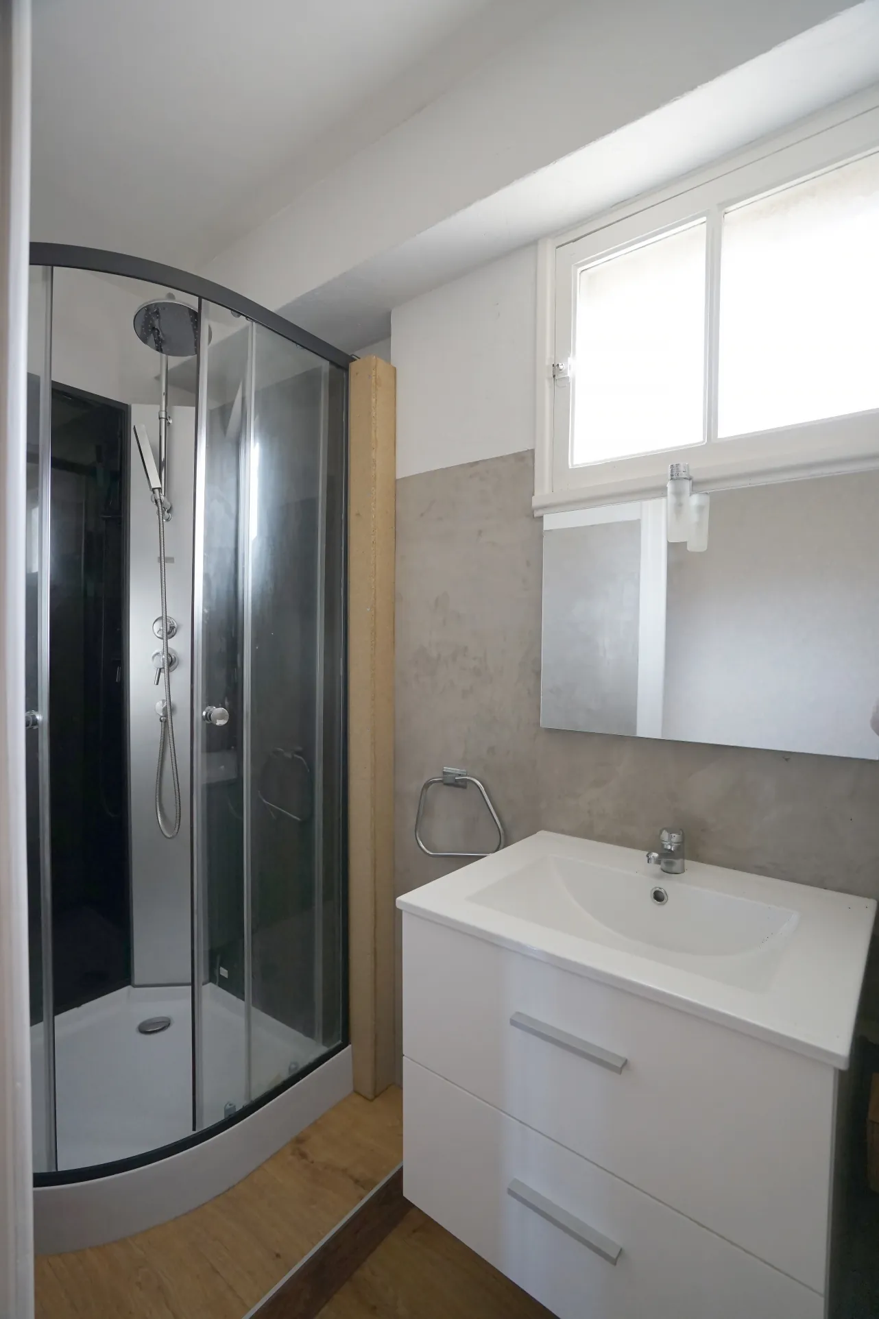 Maison à vendre à Albon avec potentiel de rénovation et grand espace intérieur 