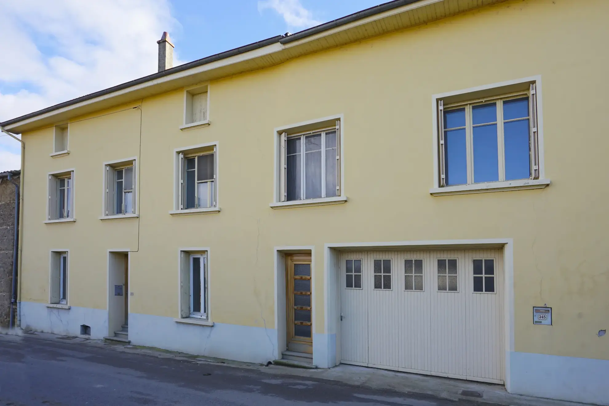 Maison à vendre à Albon avec potentiel de rénovation et grand espace intérieur 