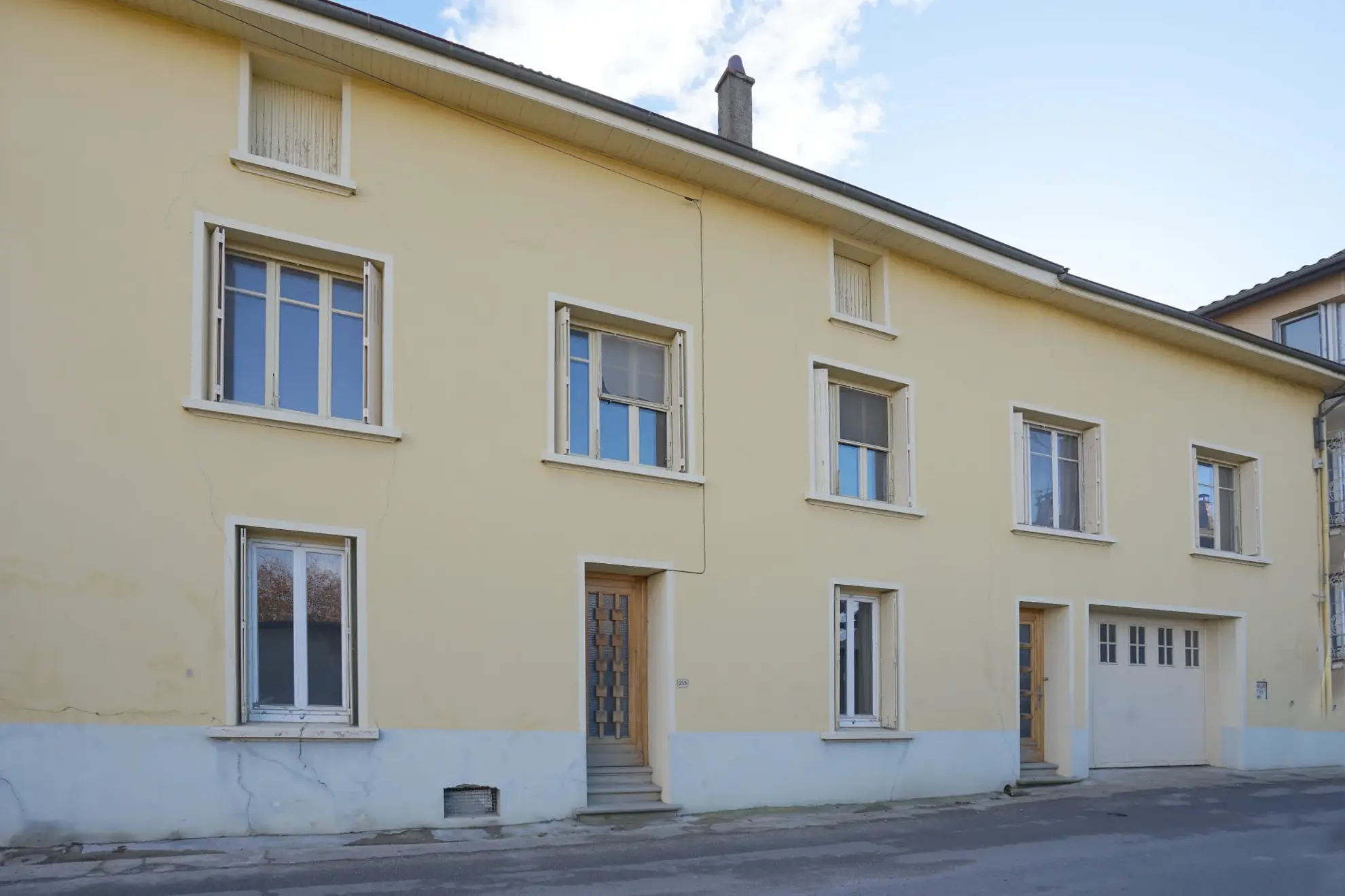 Maison à vendre à Albon avec potentiel de rénovation et grand espace intérieur 